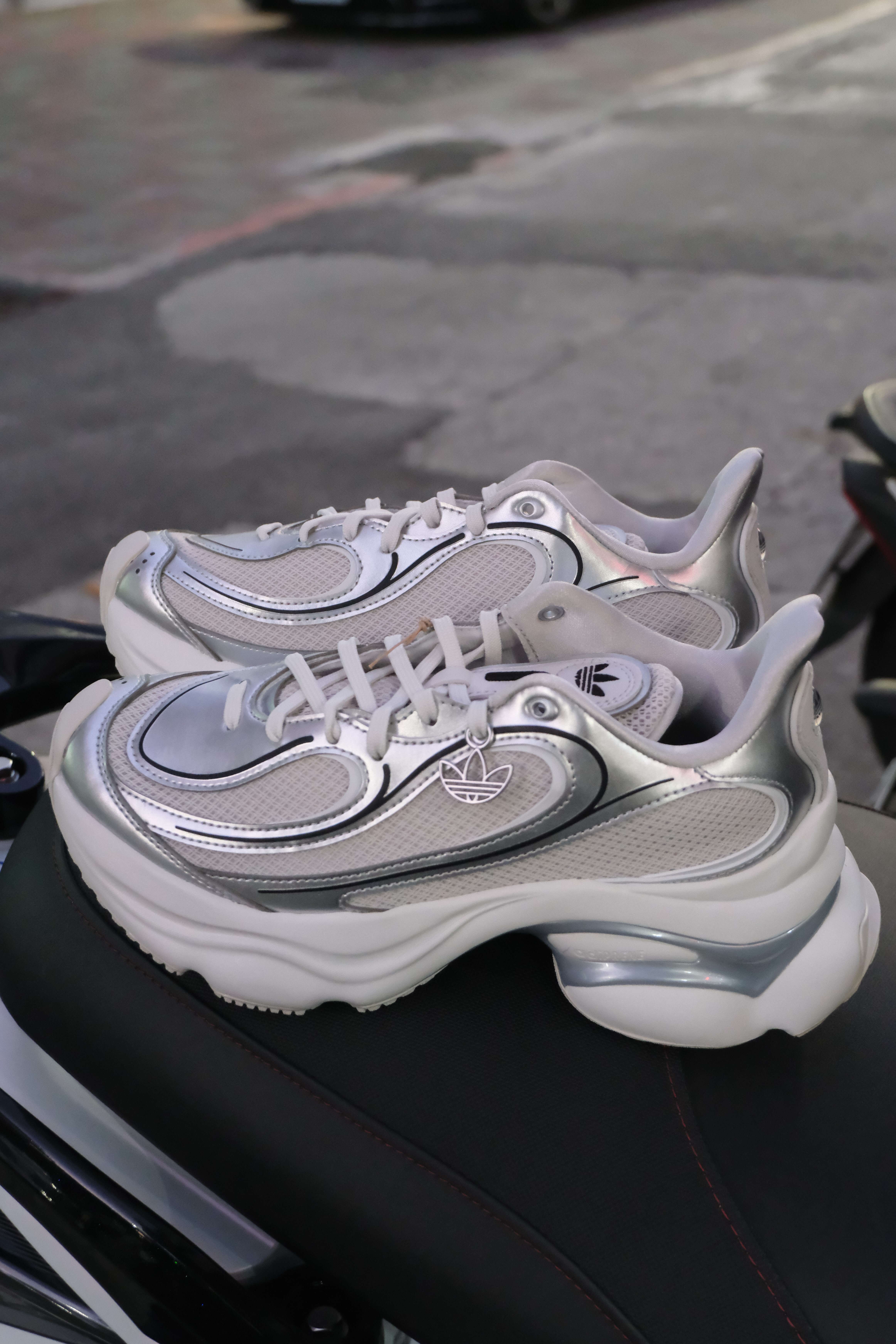 adidas originals Ozvenuz 白銀 老爹鞋 KI0557