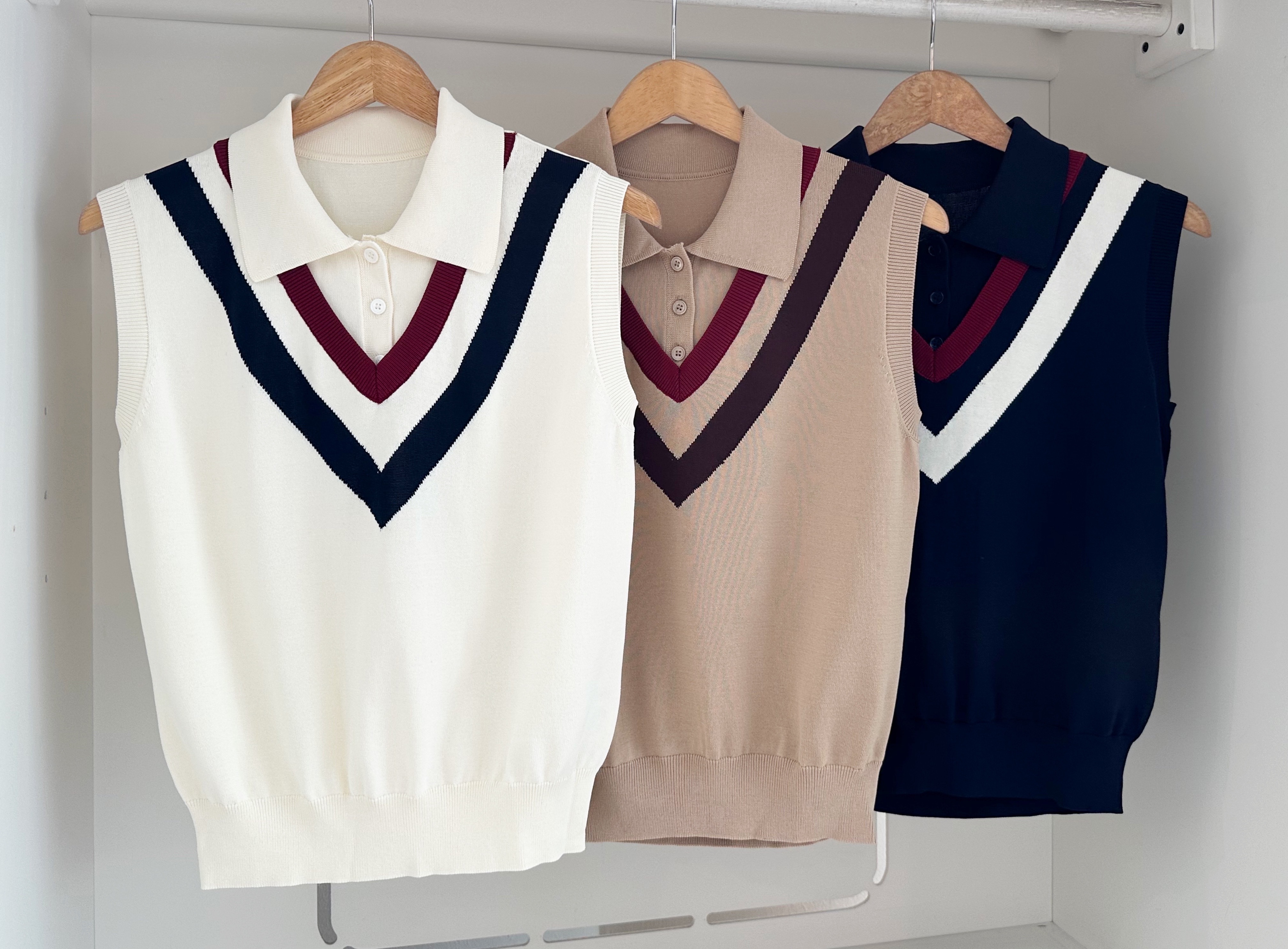 COLLARED KNIT BLOUSE WITH V STRIPES