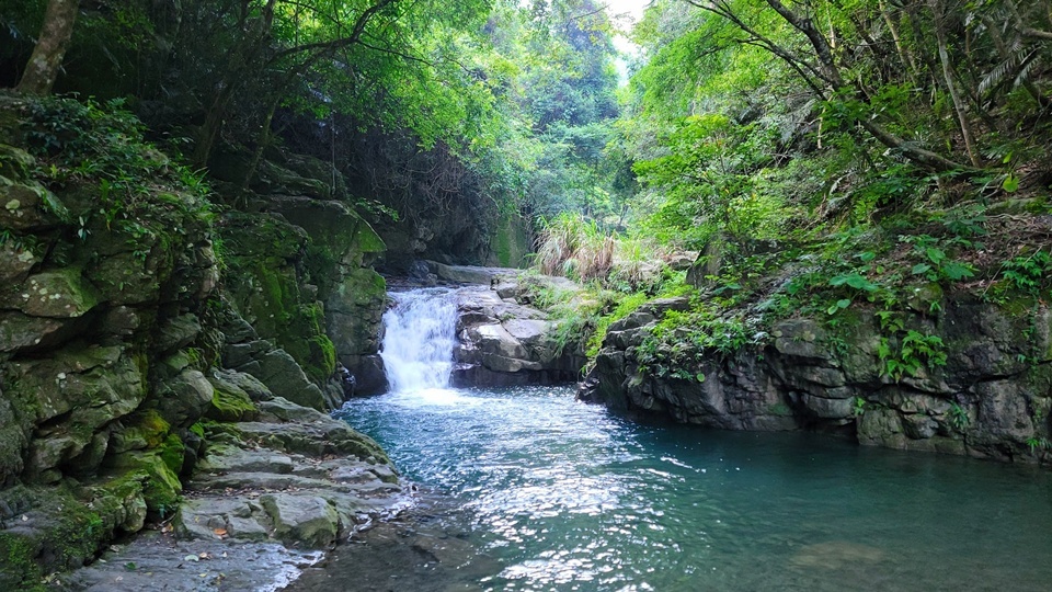 打比厝溪的地形比一般入門溪谷多一點變化,需要些微攀爬,卻能體會「真正的溯溪動作」是什麼。