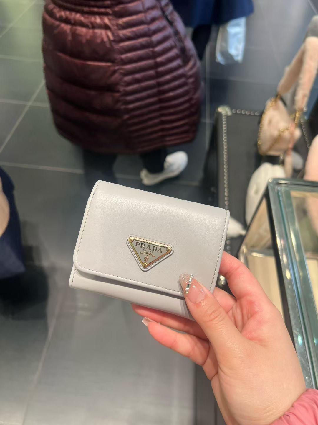 Outlet Prada Trifold Wallet