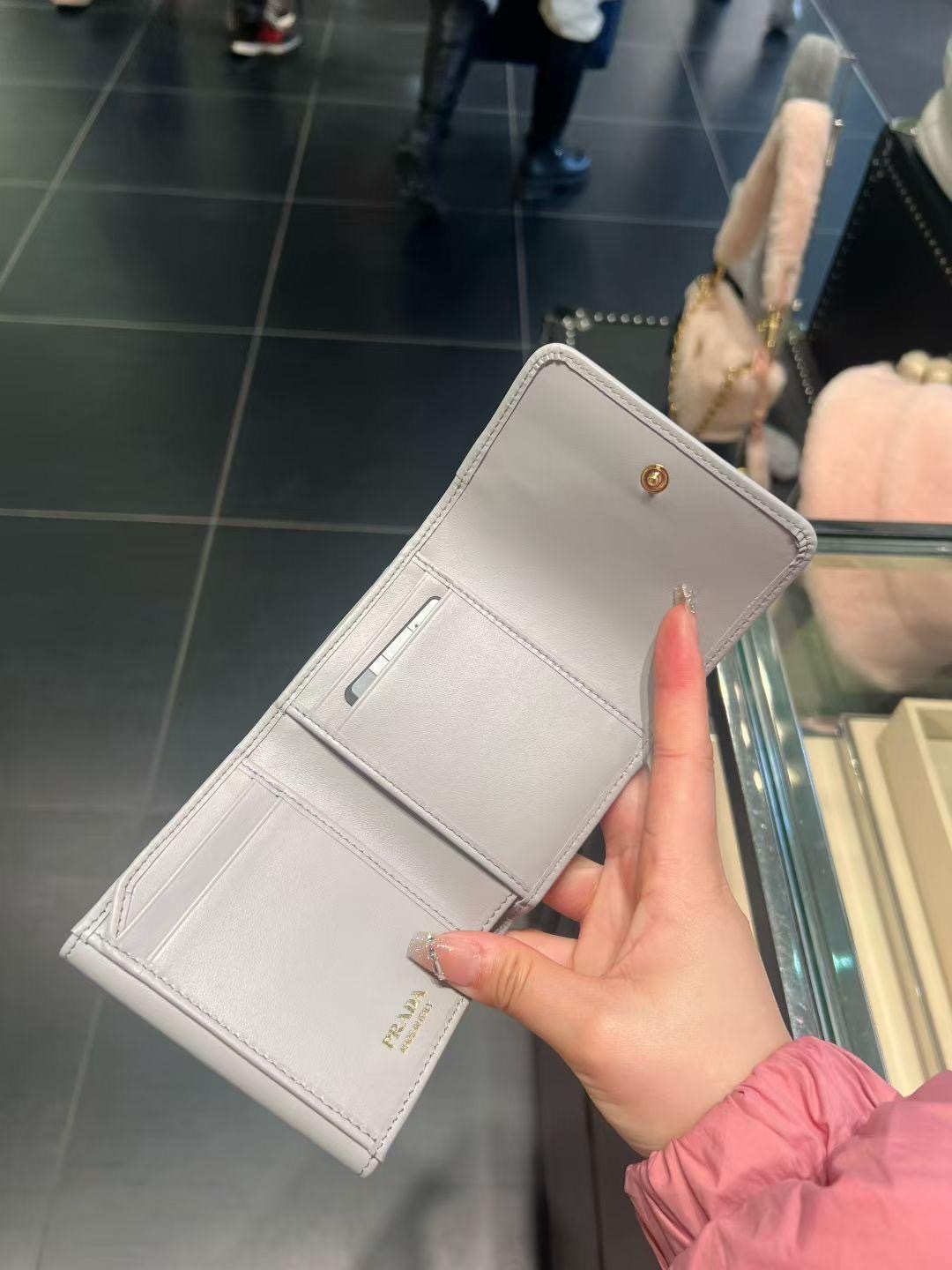 Outlet Prada Trifold Wallet