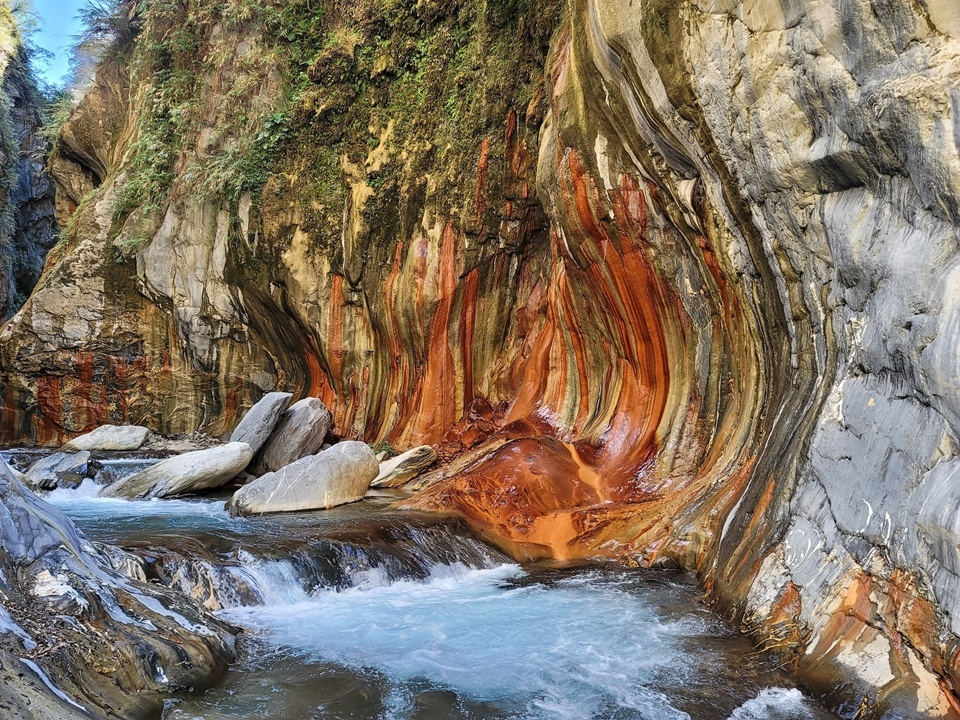 哈尤溪這裡屬於原住民部落劃設的自然人文生態景觀區,想去溯溪必須透過霧台鄉公所或合作旅行社進行網路預約申請。