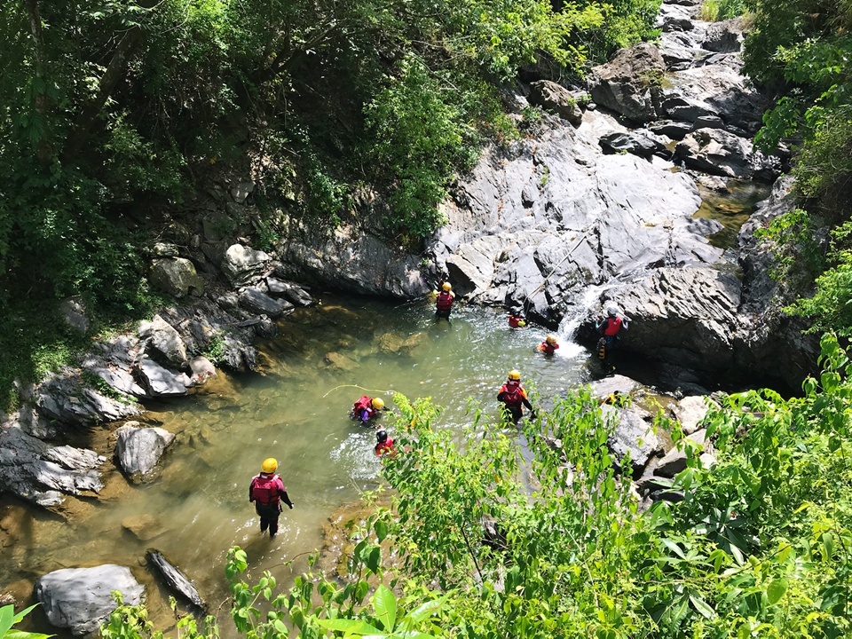 溯溪本身並不是「危險活動」,多數意外其實來自天候判斷錯誤、裝備不足、或沒有專業嚮導帶領。
