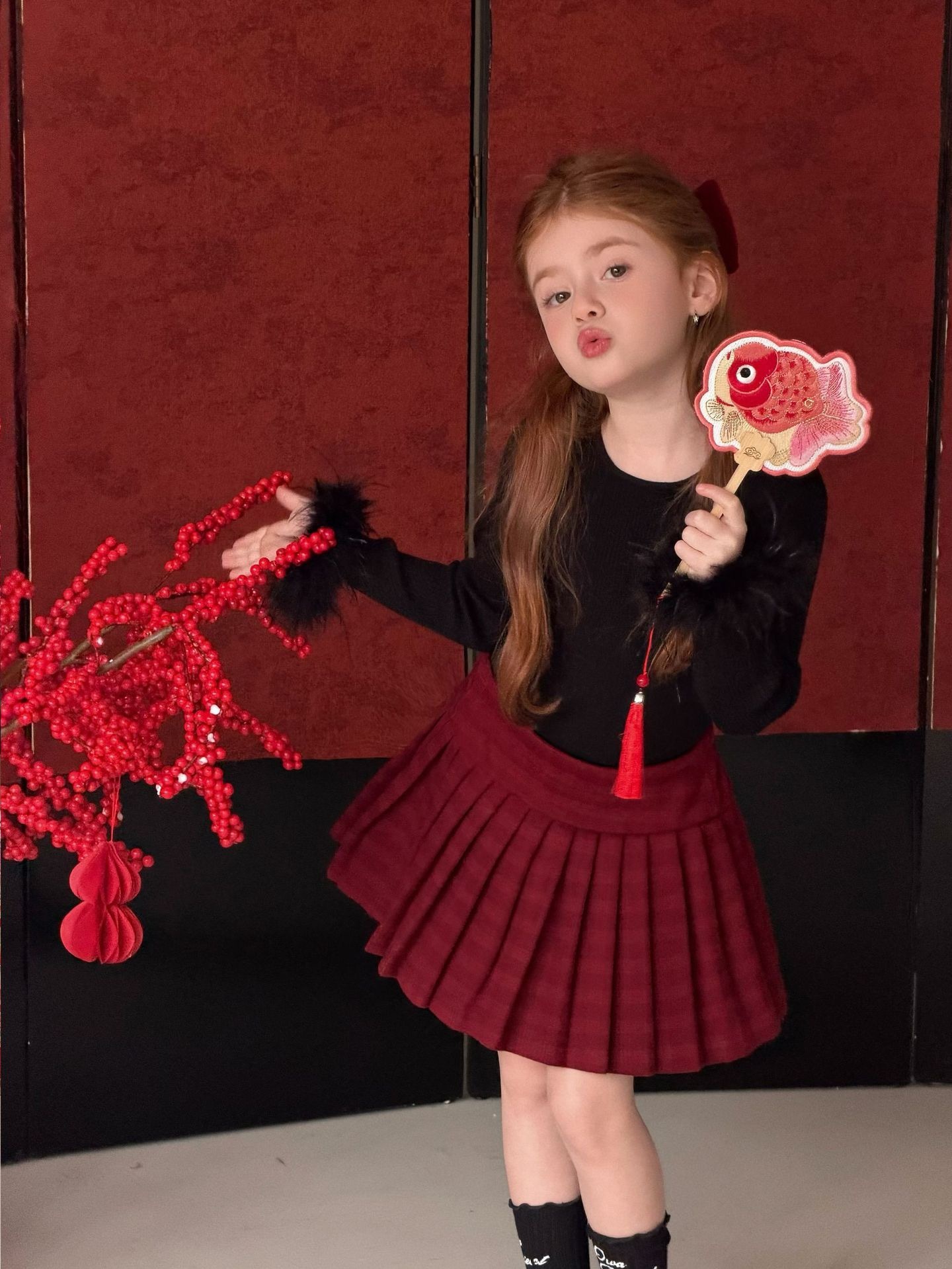 黑色毛毛上衣/紅色格子裙