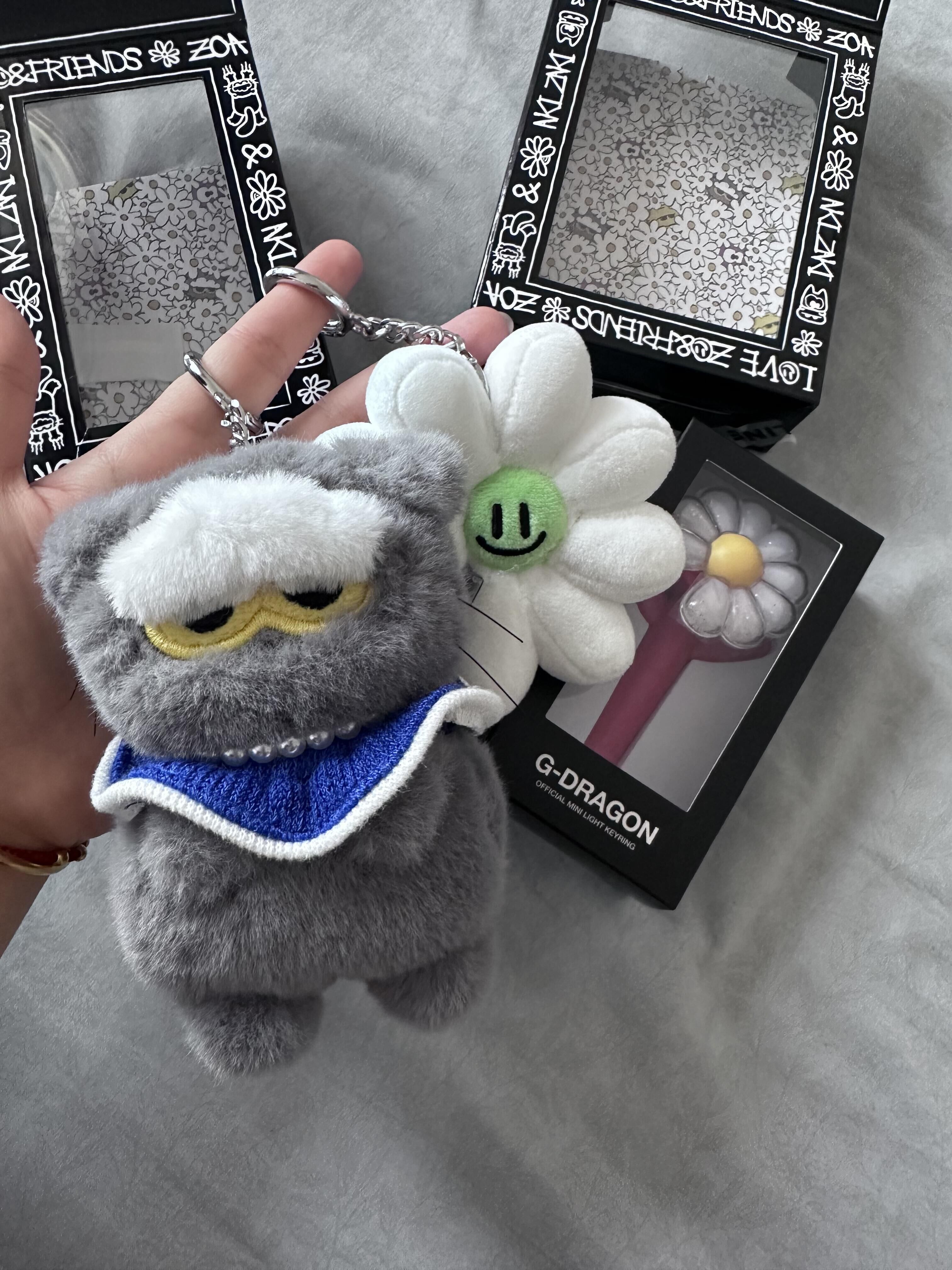 現貨代購-<權志龍 G-Dragon GD周邊>Zo&friends Zoa 毛茸茸 灰貓 吊飾