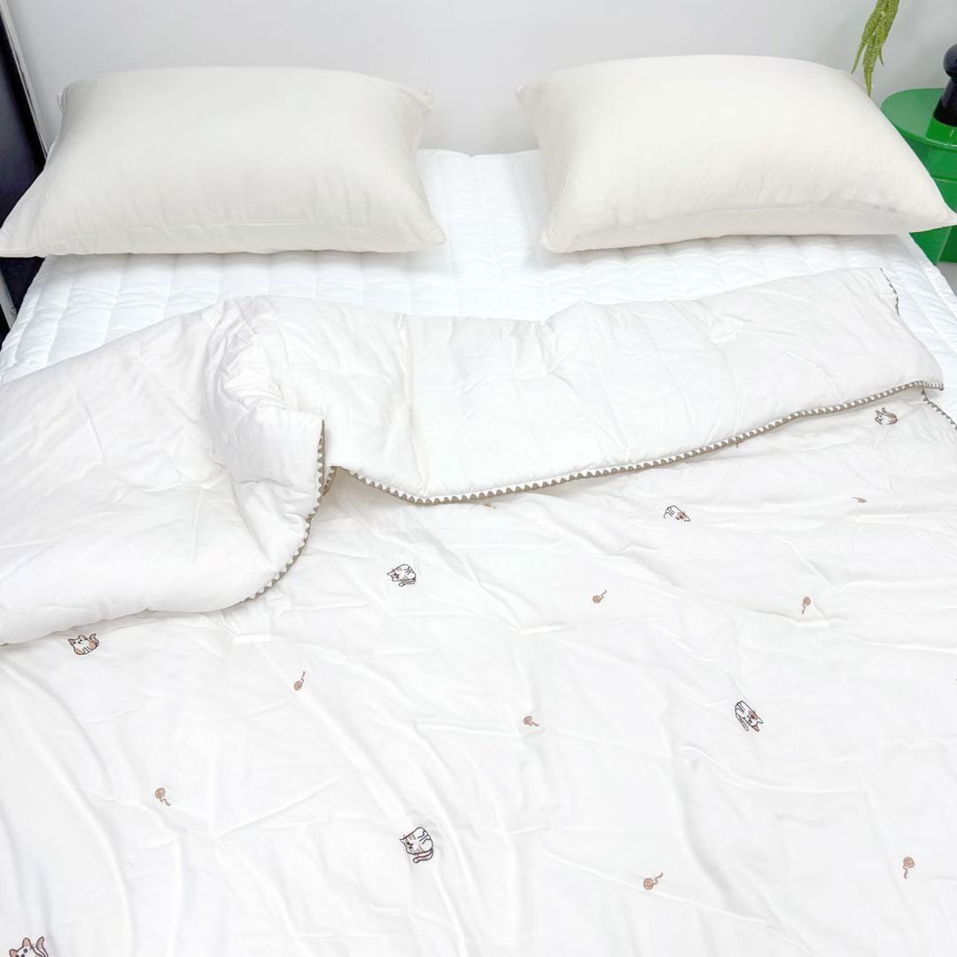 KQ5207 棒棒糖刺繡貓咪 (莫代爾) 此款偏薄