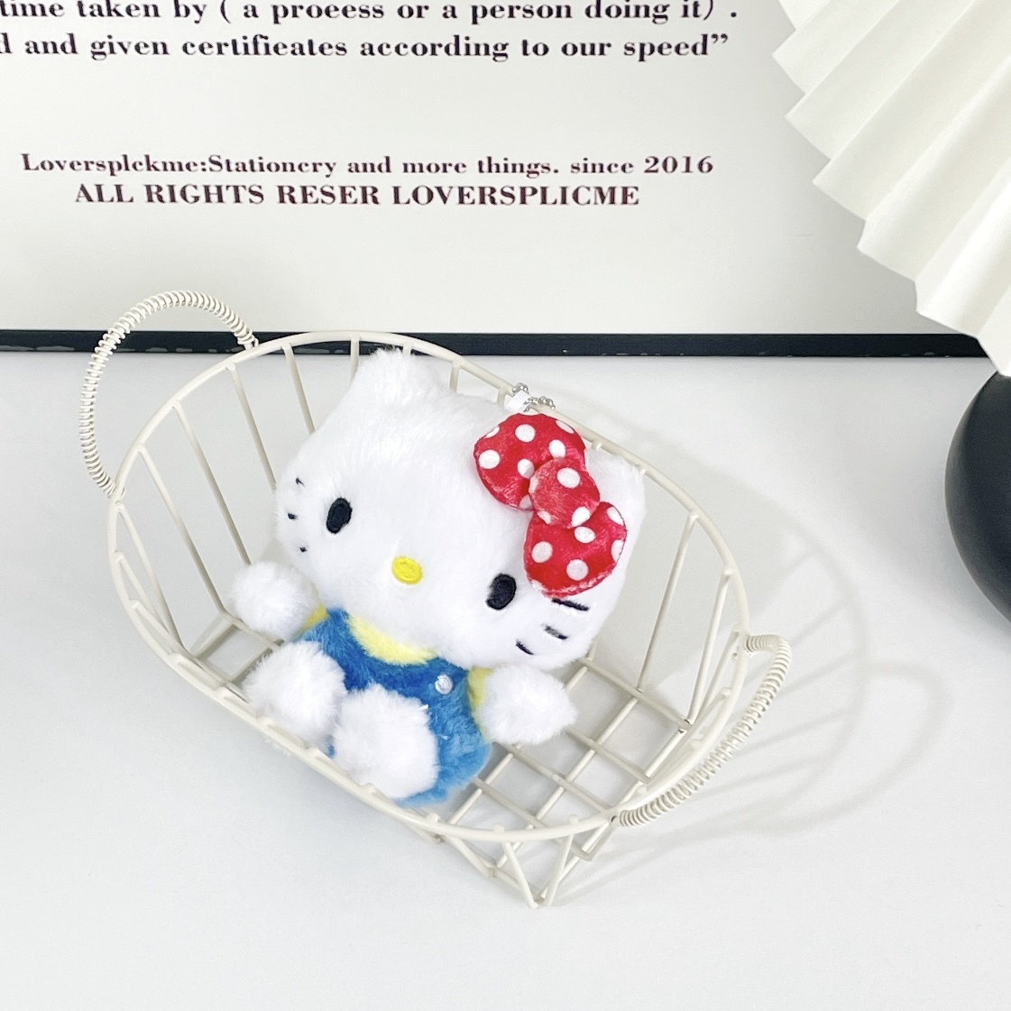 E-STRONG X SANRIO KITTY 紅白點點 蝴蝶結 坐姿 毛絨吊飾 凱蒂貓 經典款