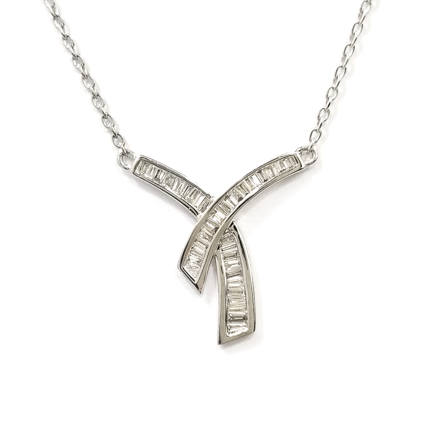 18K白金天然梯方鑽石絲帶吊墜