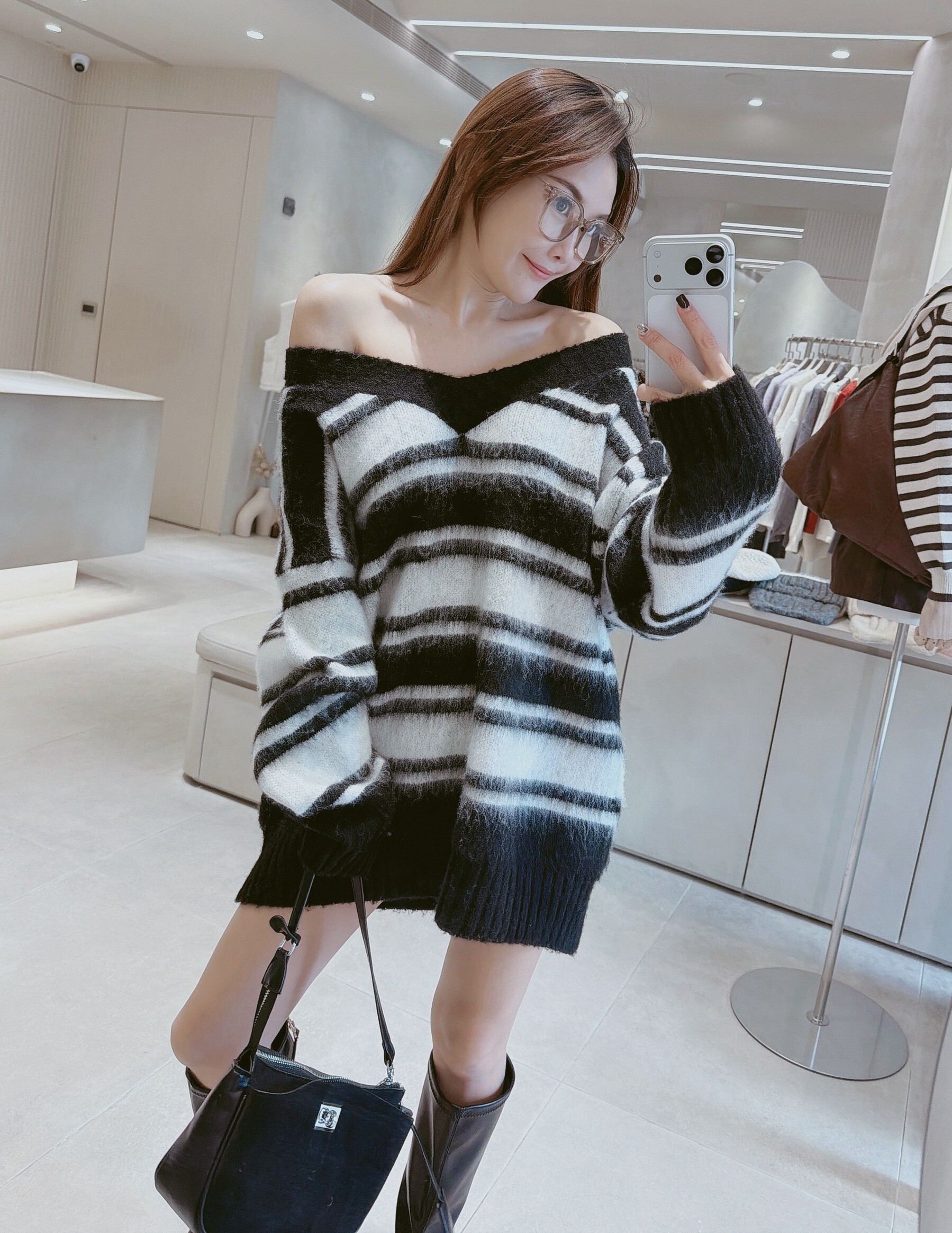 V領粗細條拉毛毛衣