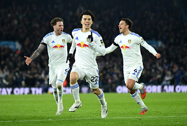 2025 Leeds United Home Shirt with 22 TANAKA