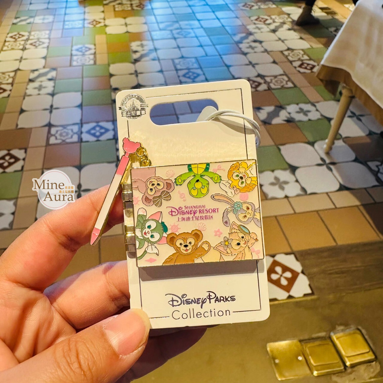 達菲 Duffy 與好友們 簽名簿造型 翻蓋設計 簽名 徽章 PIN -上海迪士尼樂園