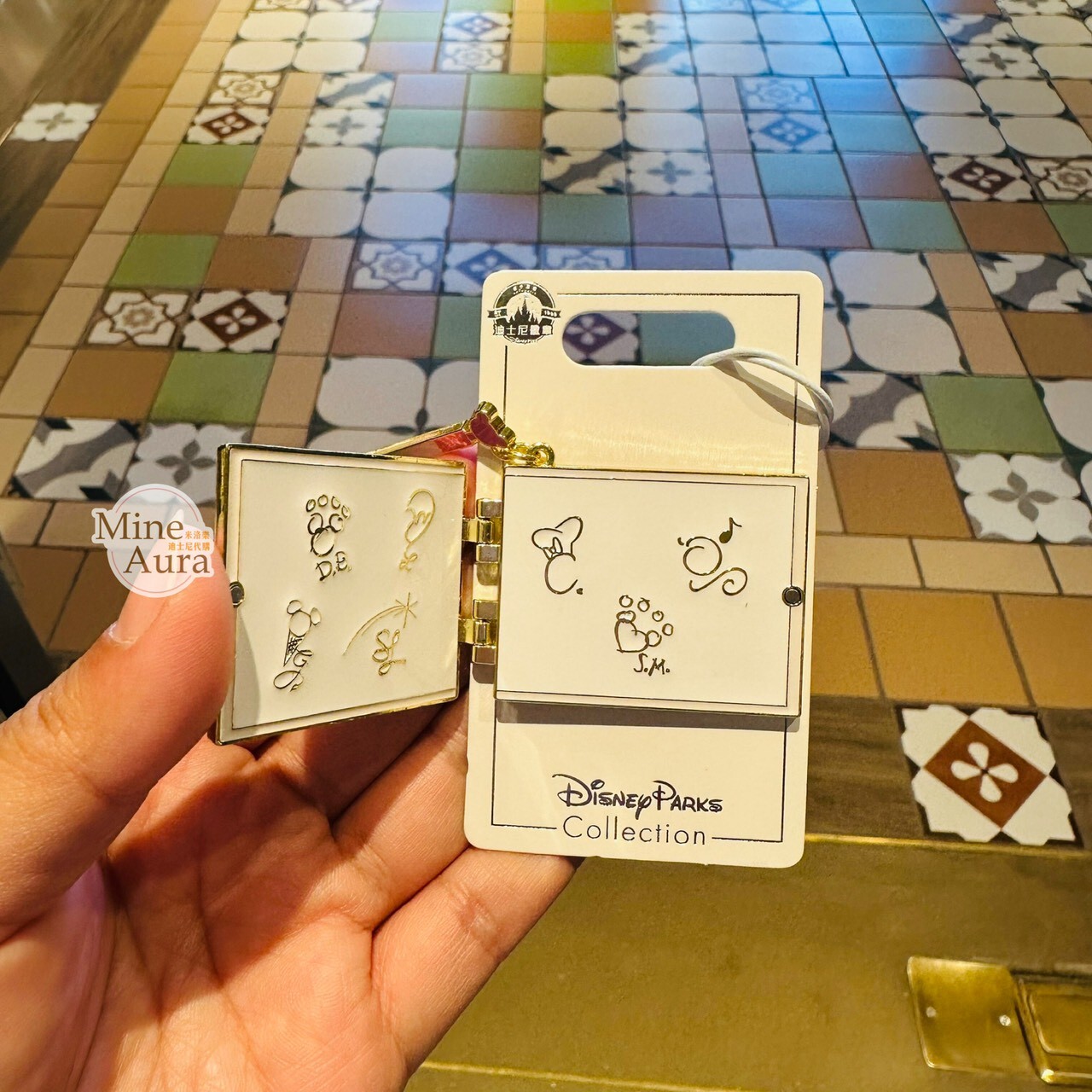 達菲 Duffy 與好友們 簽名簿造型 翻蓋設計 簽名 徽章 PIN -上海迪士尼樂園