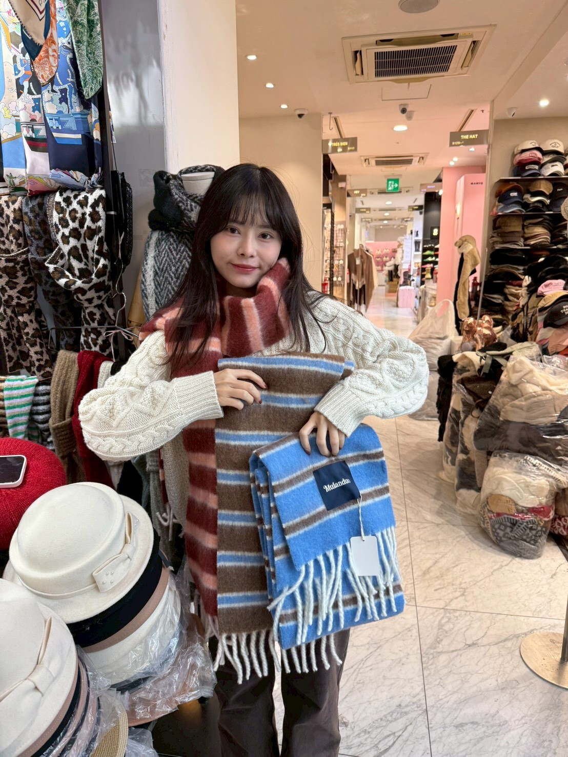 BN5307 橫間白流蘇頸巾