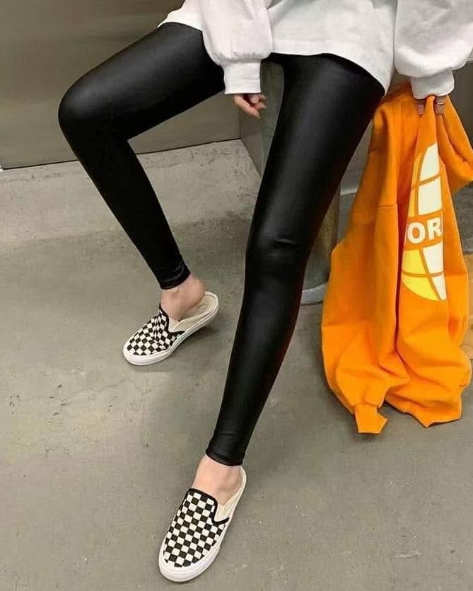 【超激瘦的彈性內磨毛仿皮內搭褲】（現貨）