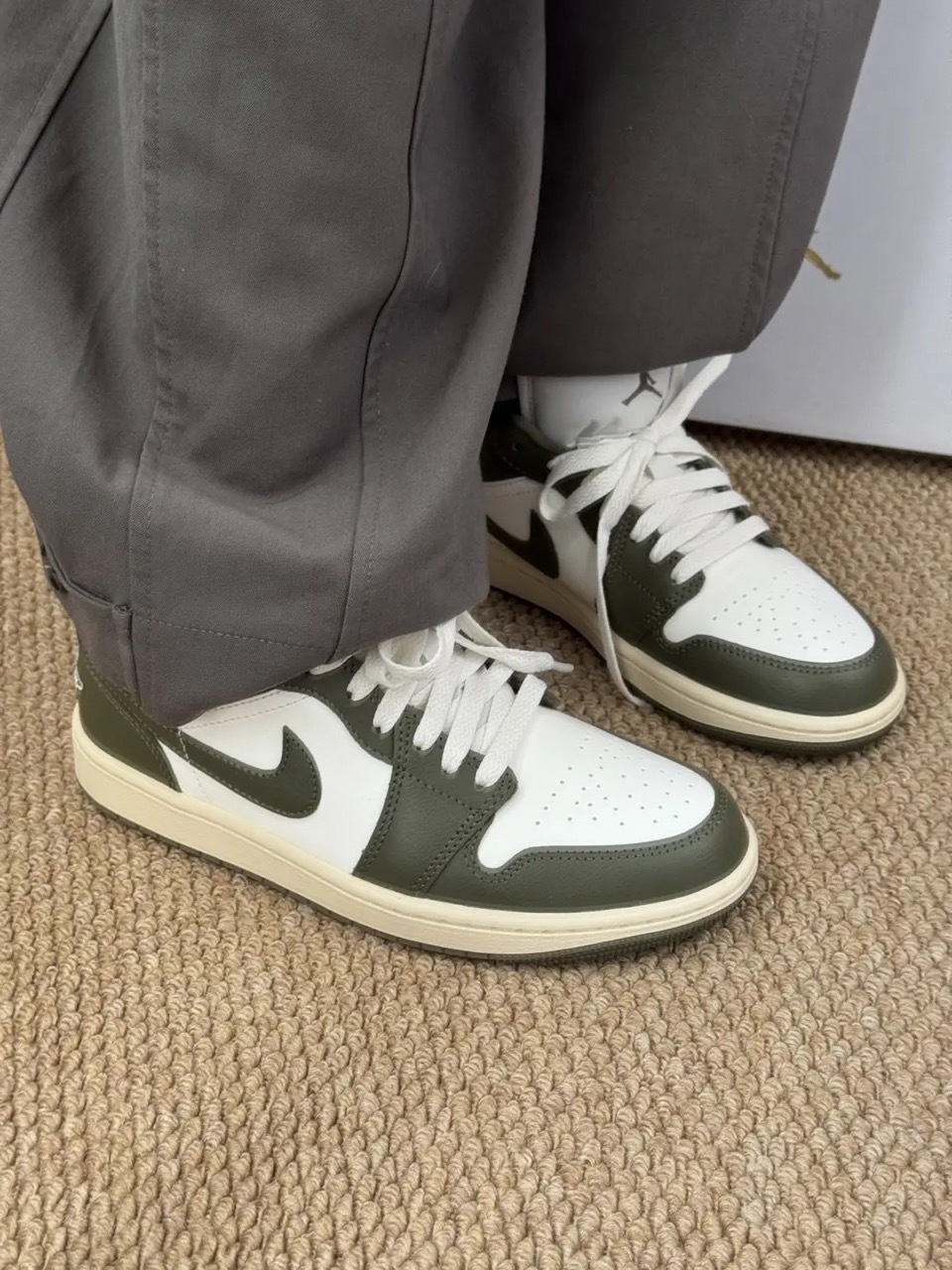 NIKE AIR JORDAN 1 AJ1 橄欖綠 奶油底 女鞋 DC0774-122 / 預購