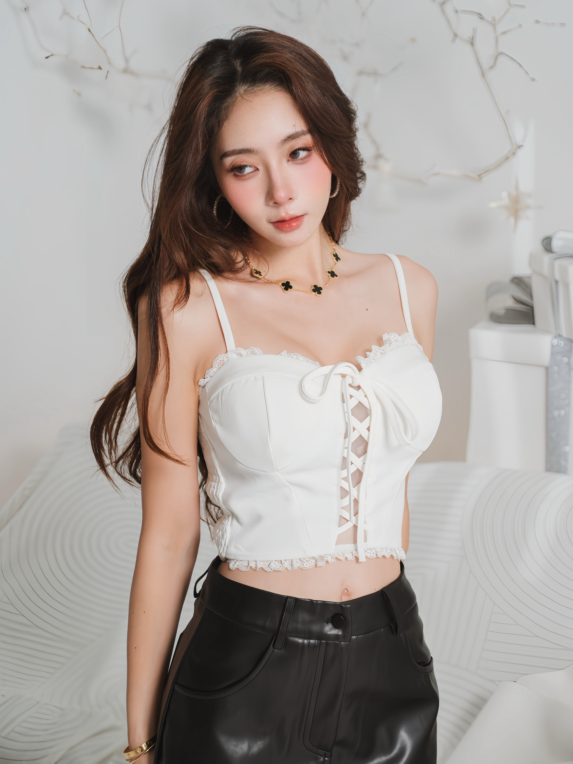 獨家訂製🤍蕾絲滾邊交叉鏤空馬甲（白色均碼）