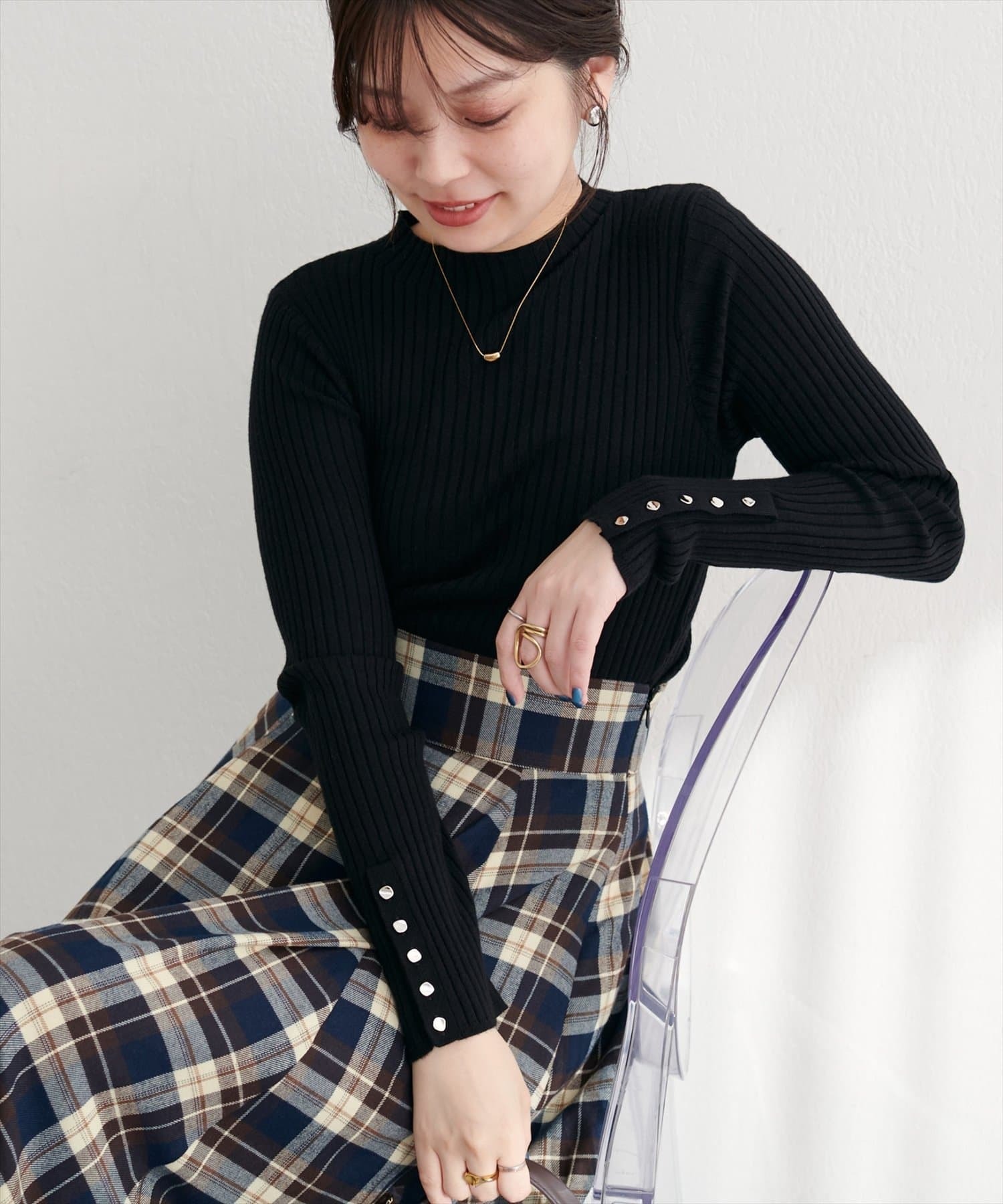 natural couture(ナチュラルクチュール)  袖口べこべこ釦プチハイリブニット黑（0352050050）