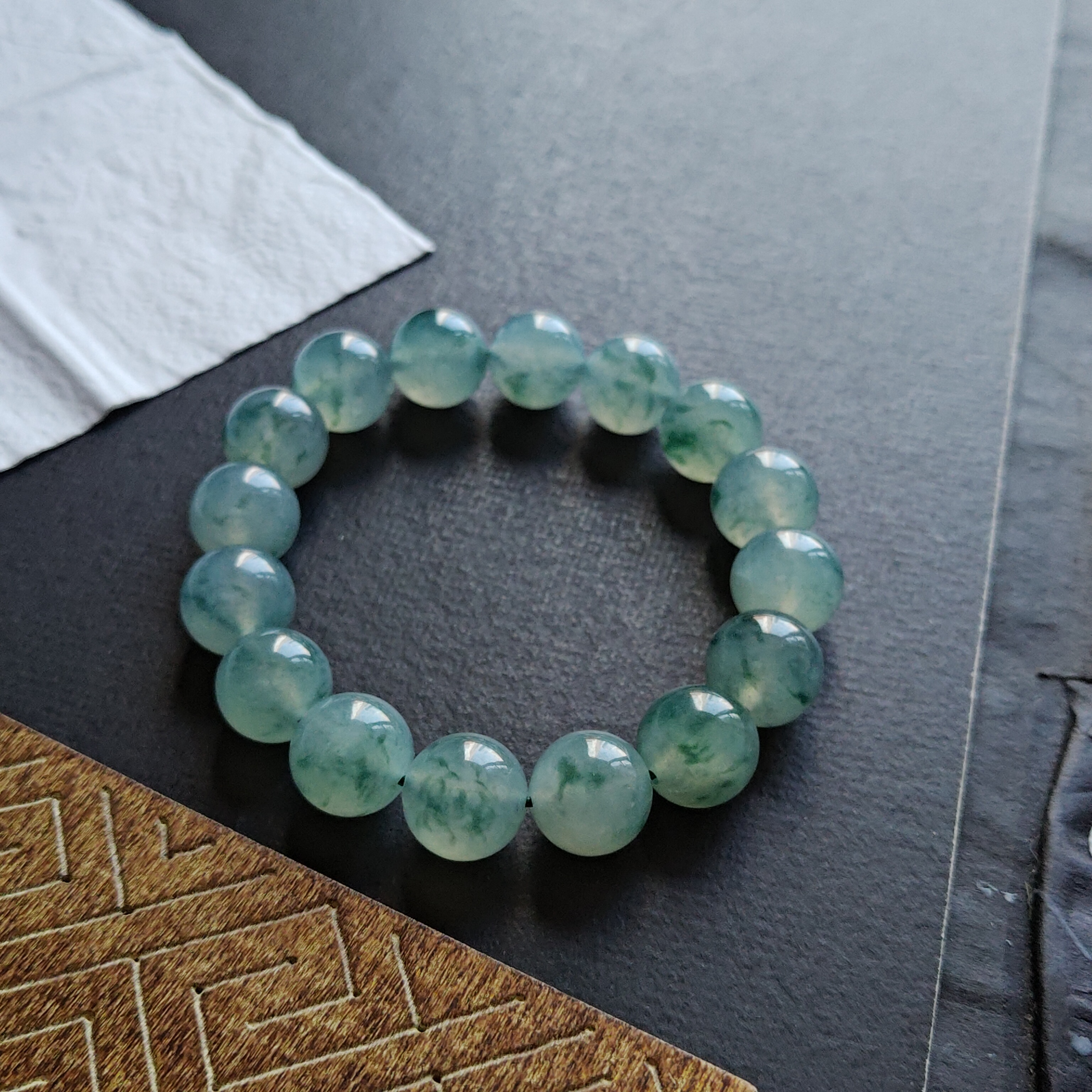 J2411 翡翠老坑種高冰飄蘭花手串 (12.6mm直徑)