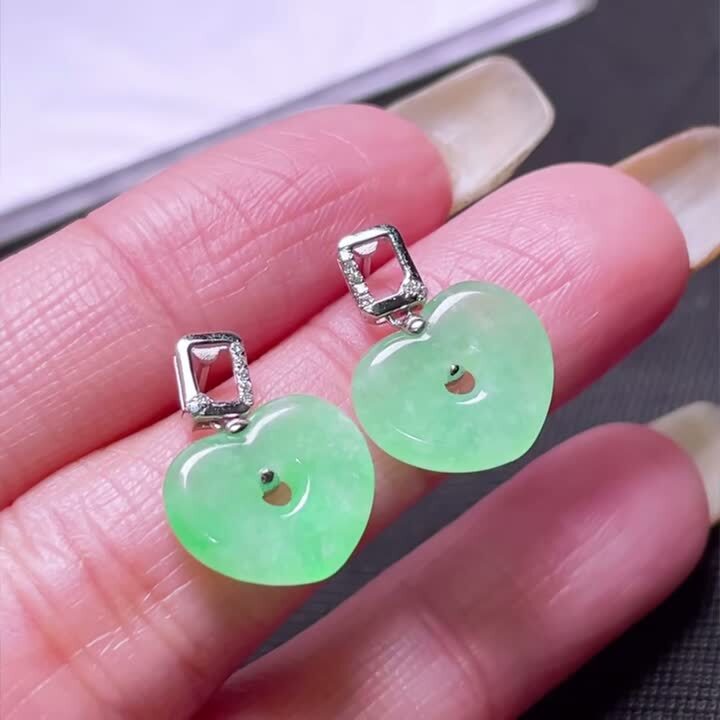 121434 翡翠愛心耳釘