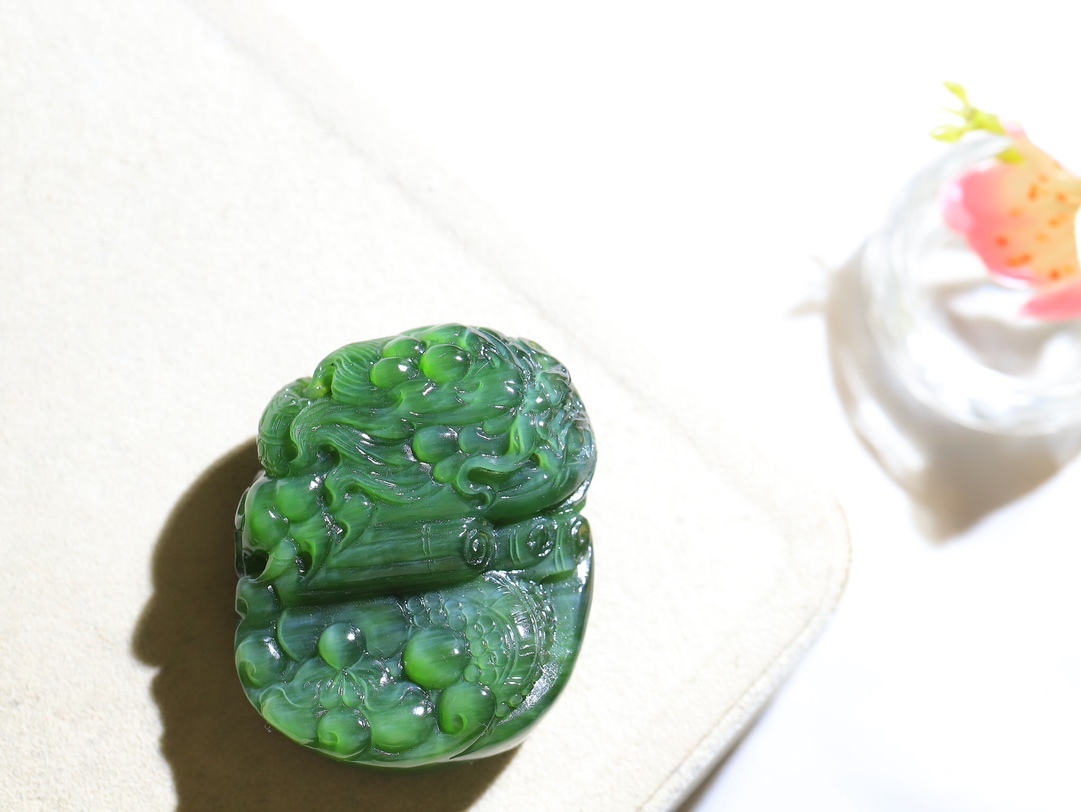 12114 和田玉碧玉貓眼龍行天下掛件