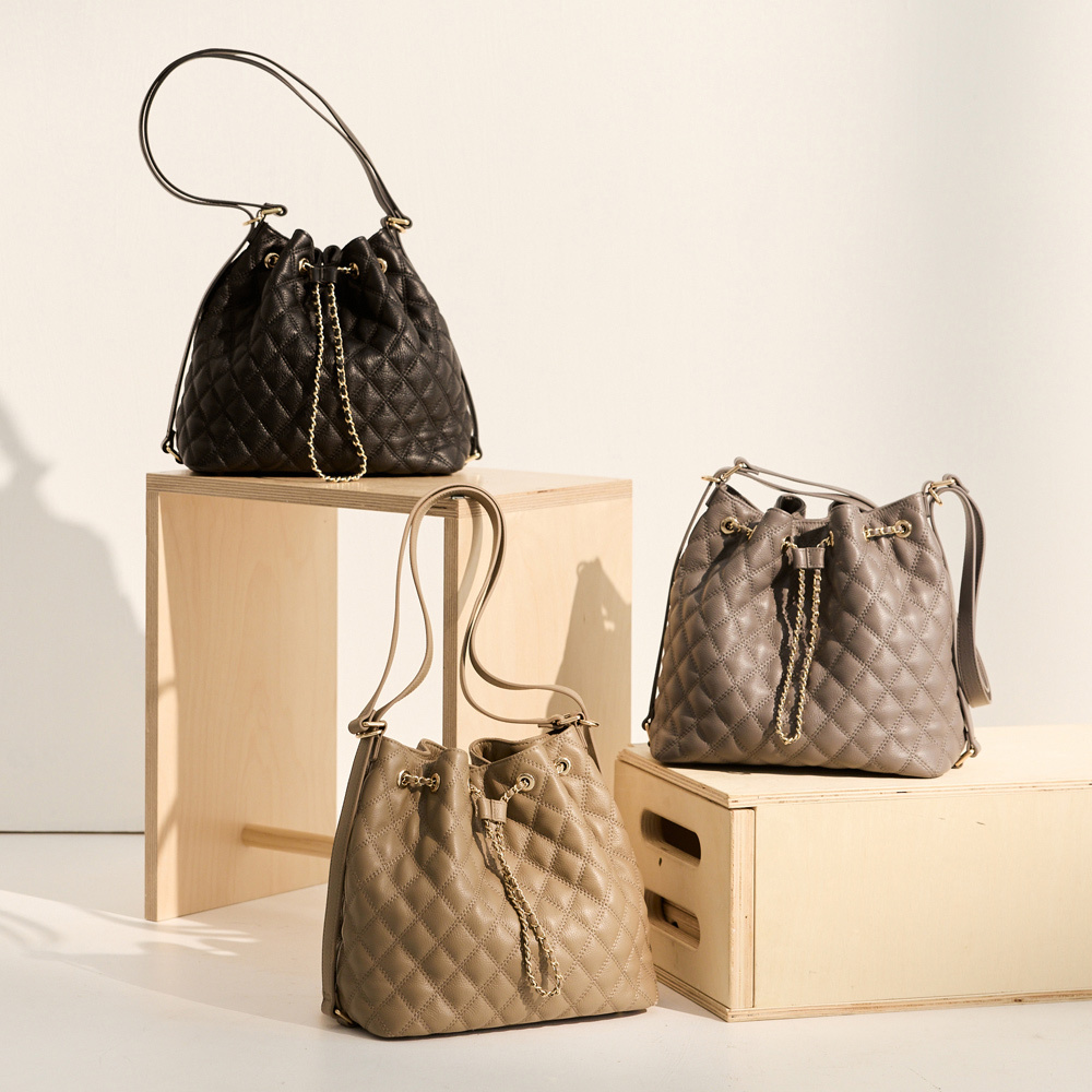 AMICA義大利真皮自訂系列-簡約大容量吸釦設計三背法手提包(附長背帶)