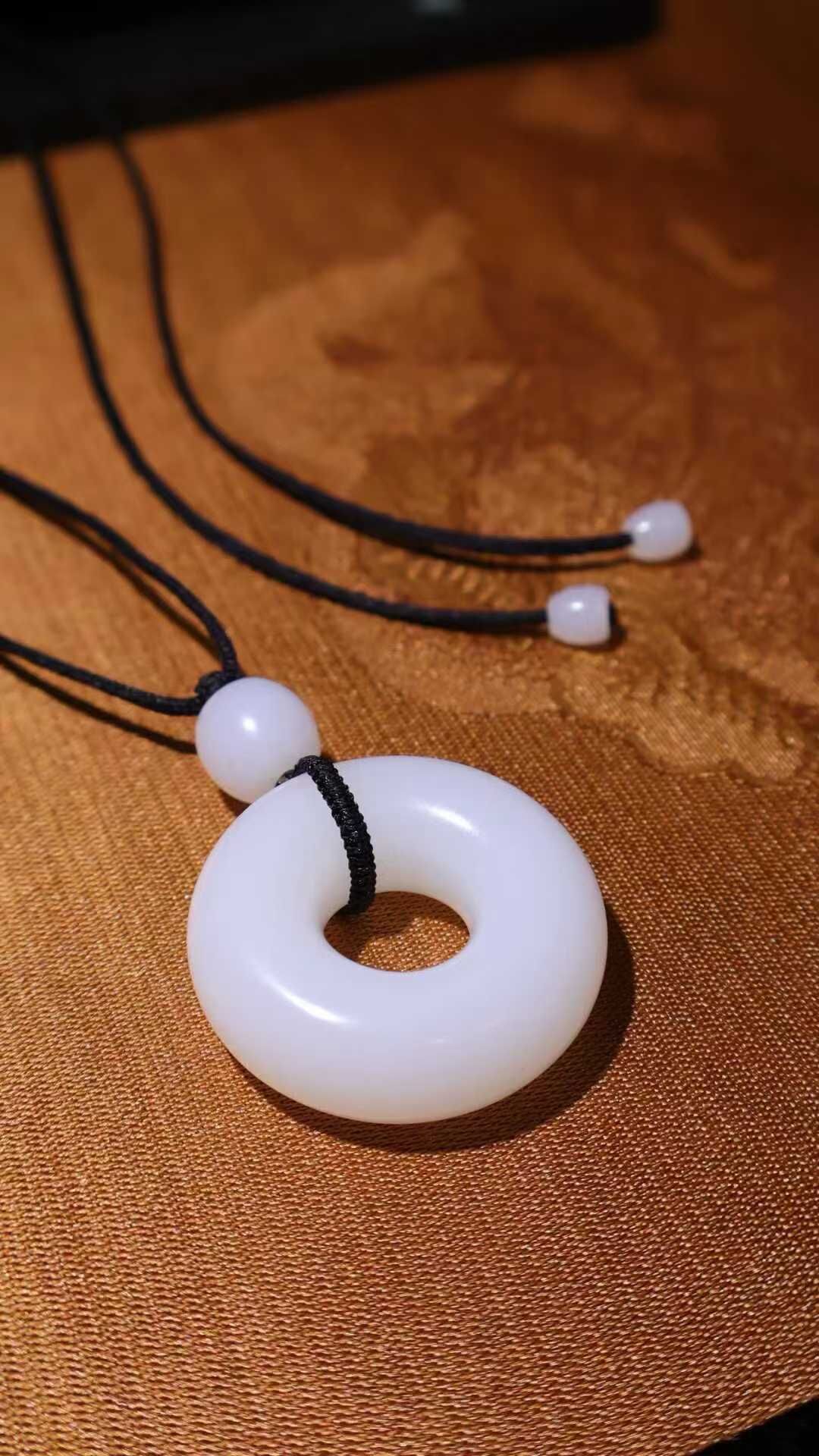 121720 和田玉羊脂白甜甜圈 (37.5mm直徑)