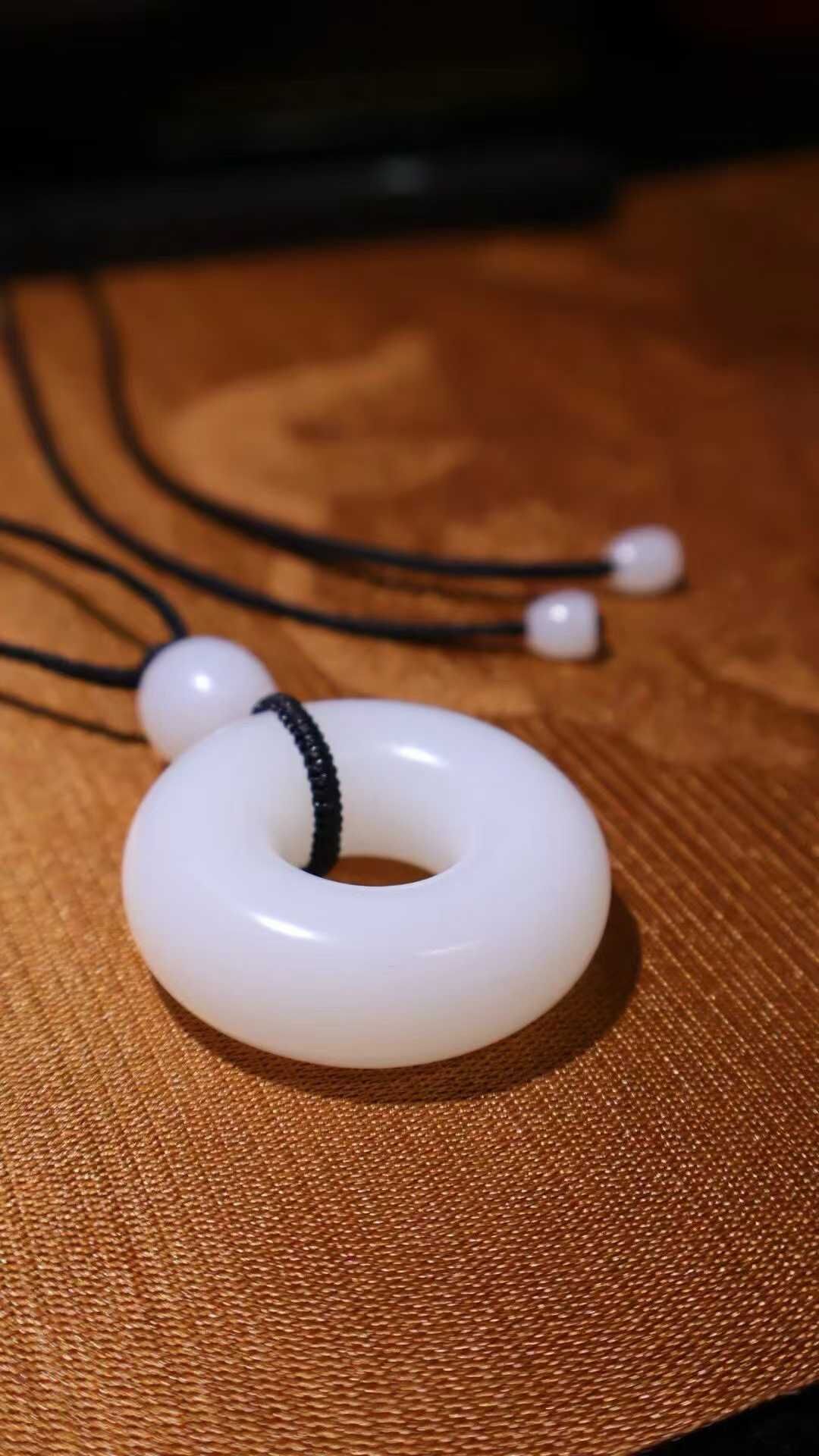 121720 和田玉羊脂白甜甜圈 (37.5mm直徑)