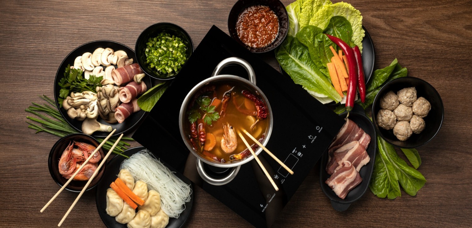 火鍋擁有大量蔬菜、優質蛋白質,且烹調方式以「水煮」為主,只要避開加工食品與高熱量湯底,它絕對是外食族控制體重的首選。