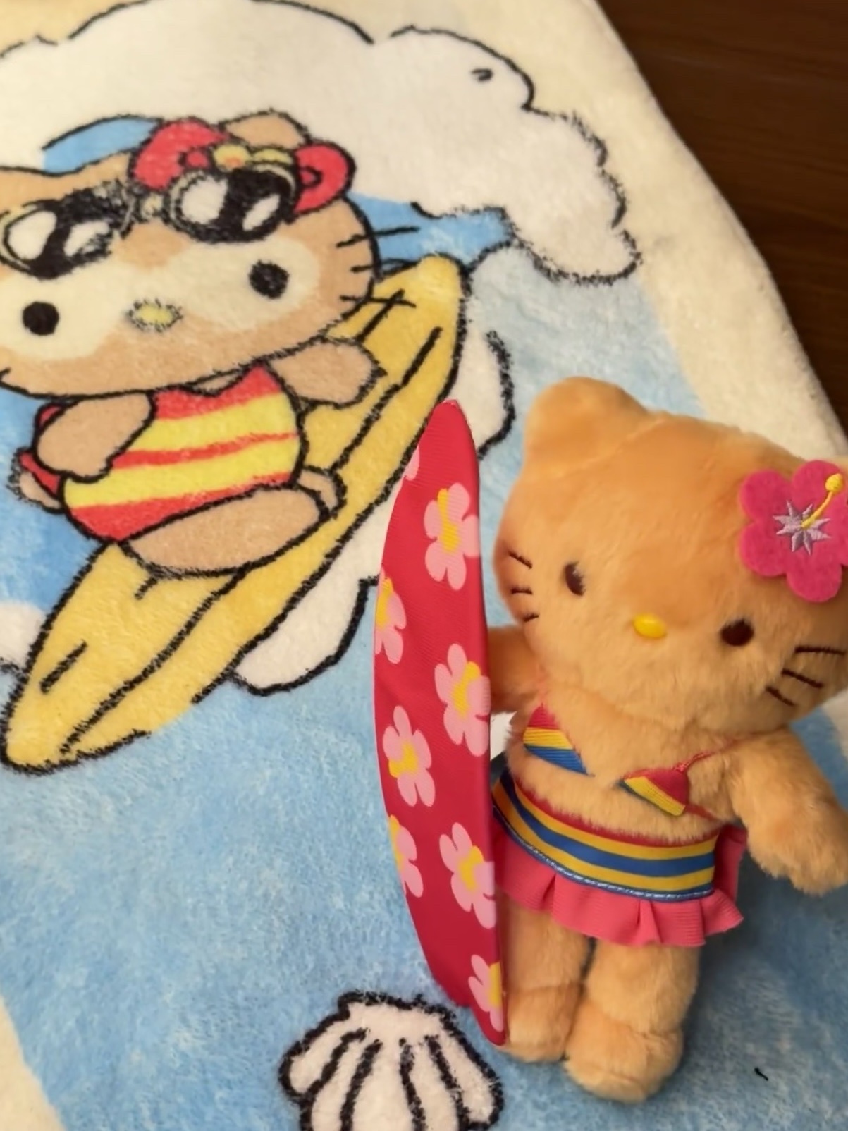 Hello Kitty 長腿黑皮衝浪板掛飾 門市現貨‼️