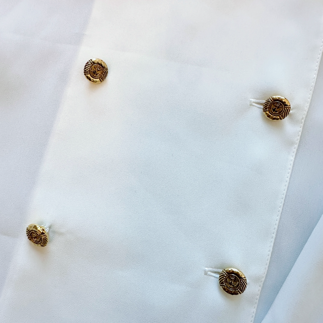 白色雙排金扣長袖上衣