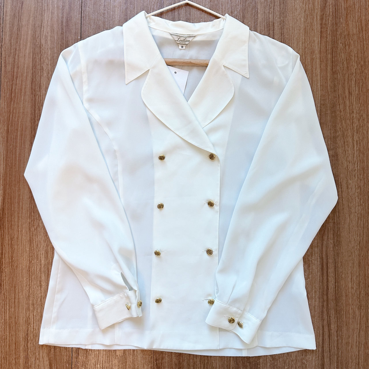 白色雙排金扣長袖上衣