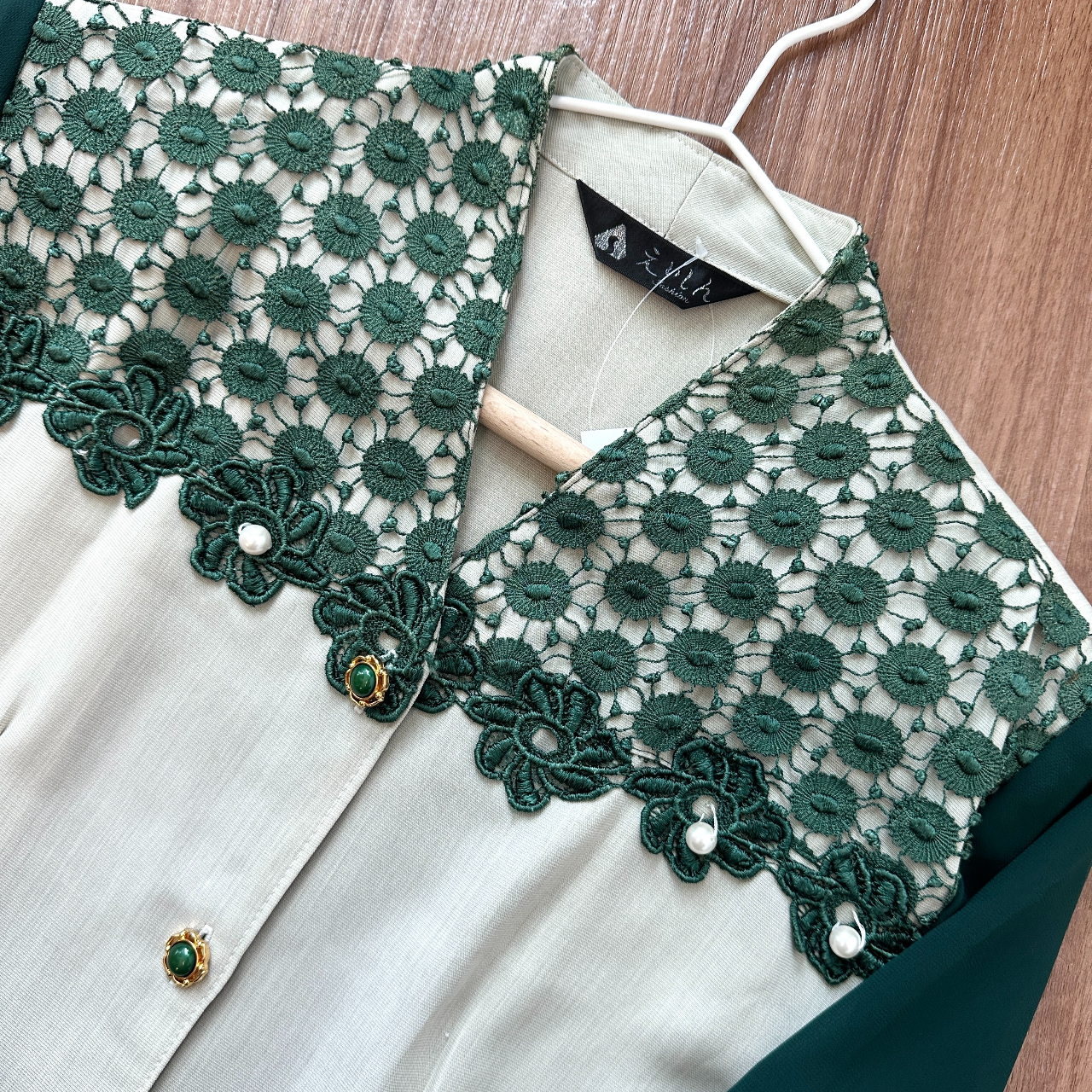 台灣製綠色繡花長袖上衣