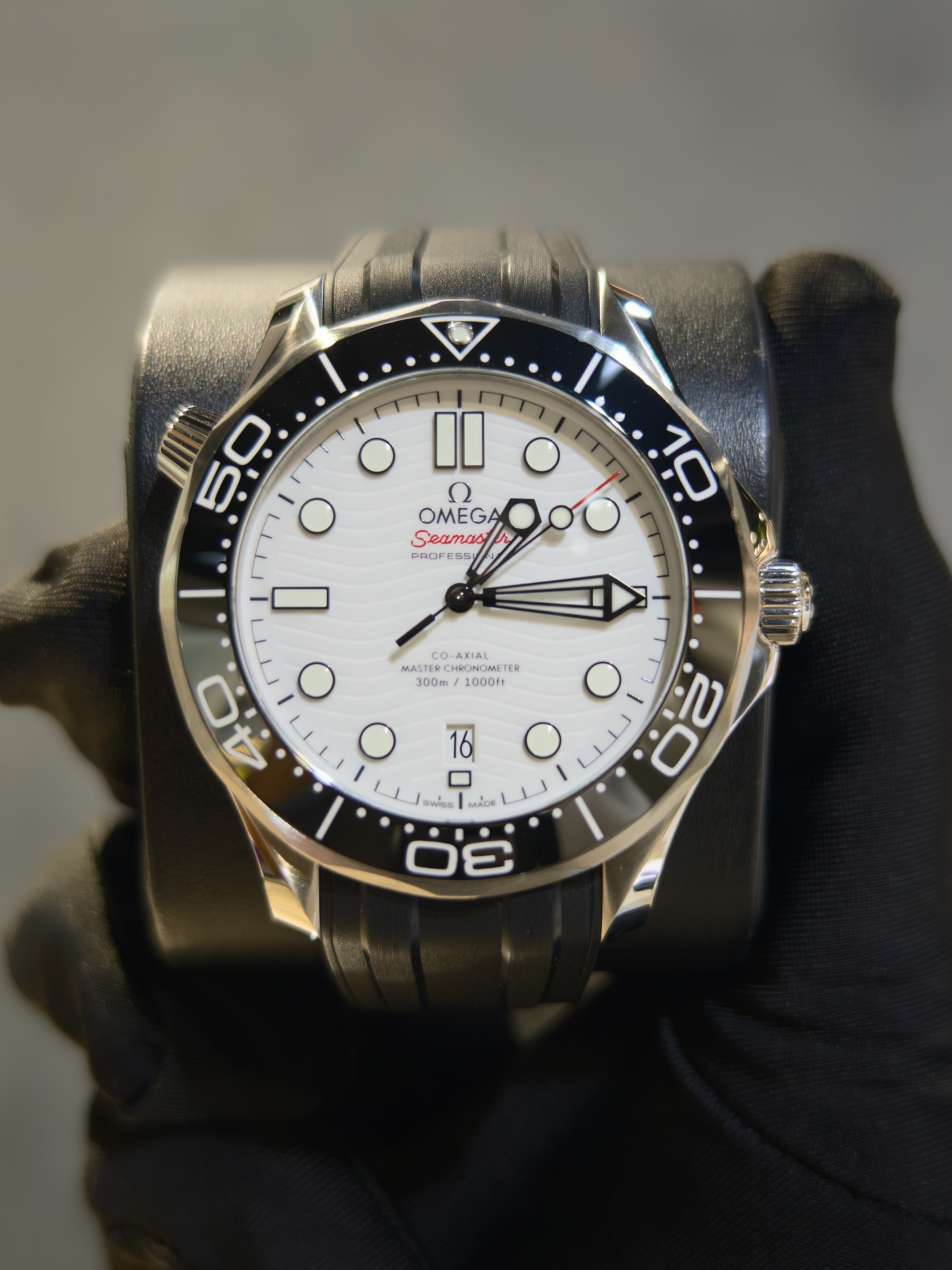 BRAND NEW OMEGA SEAMASTER 210.32.42.20.04.001 21032422004001 DIVER 300 WHITE DIAL BLACK RUBBER STRAP CO‑AXIAL MASTER CHRONOMETER 42MM