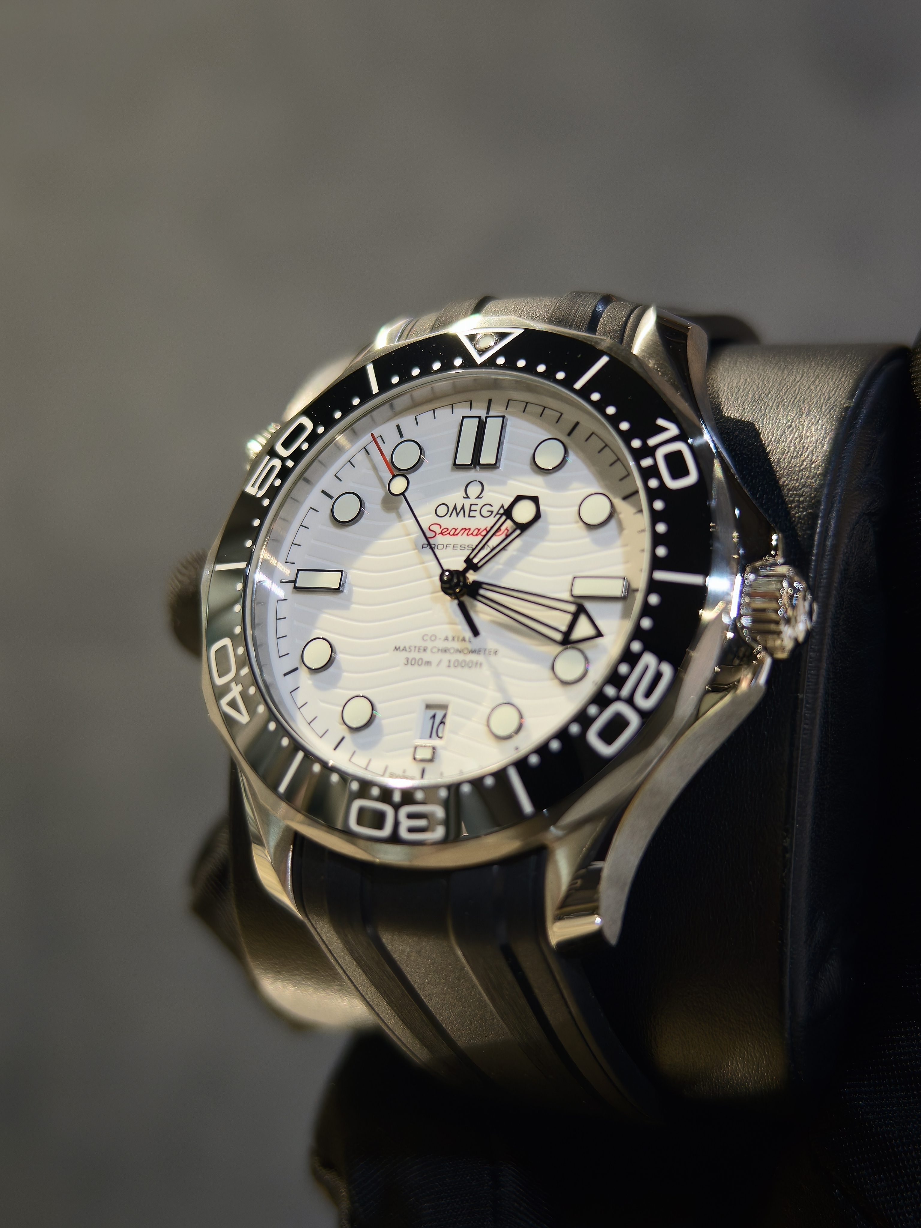 BRAND NEW OMEGA SEAMASTER 210.32.42.20.04.001 21032422004001 DIVER 300 WHITE DIAL BLACK RUBBER STRAP CO‑AXIAL MASTER CHRONOMETER 42MM