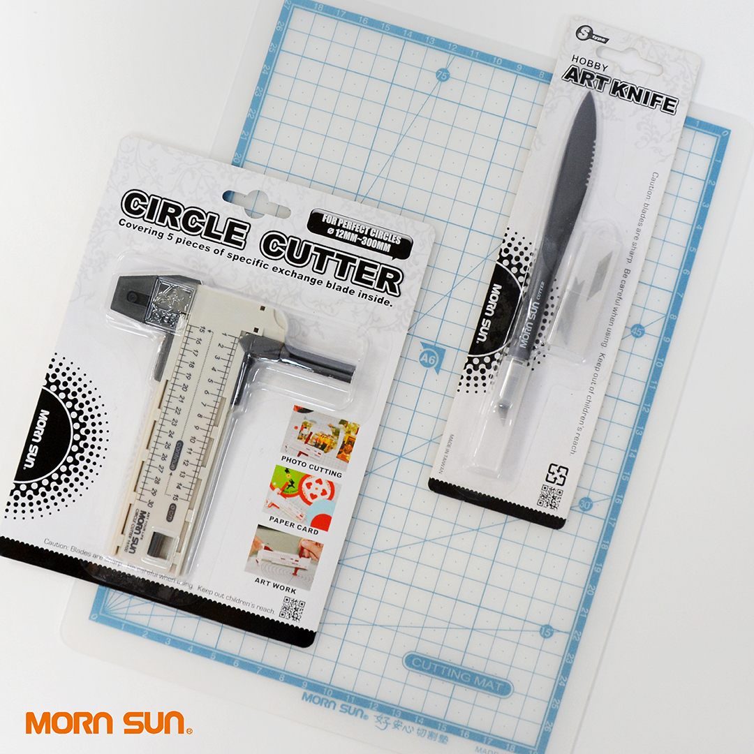 【超值文具組合】 A4霧透PP無毒切割墊 + 雙截式圓規刀+翼字尾筆刀 (顏色隨機出貨)_MORNSUN