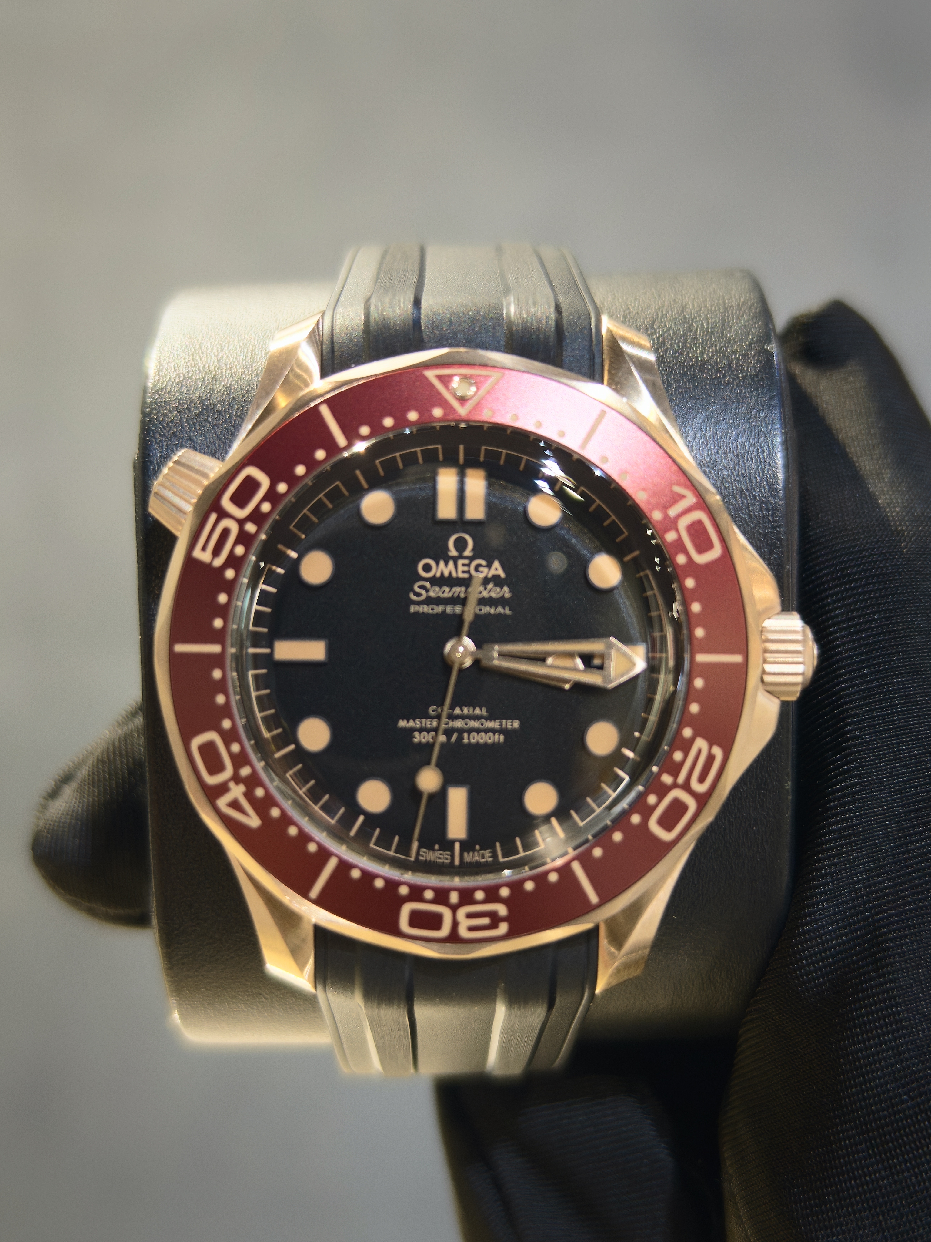 BRAND NEW OMEGA SEAMASTER DIVER 300M  210.92.42.20.01.003 21092422001003 BLACK TITANIUM BRONZE GOLD ON RUBBER STRAP 42MM