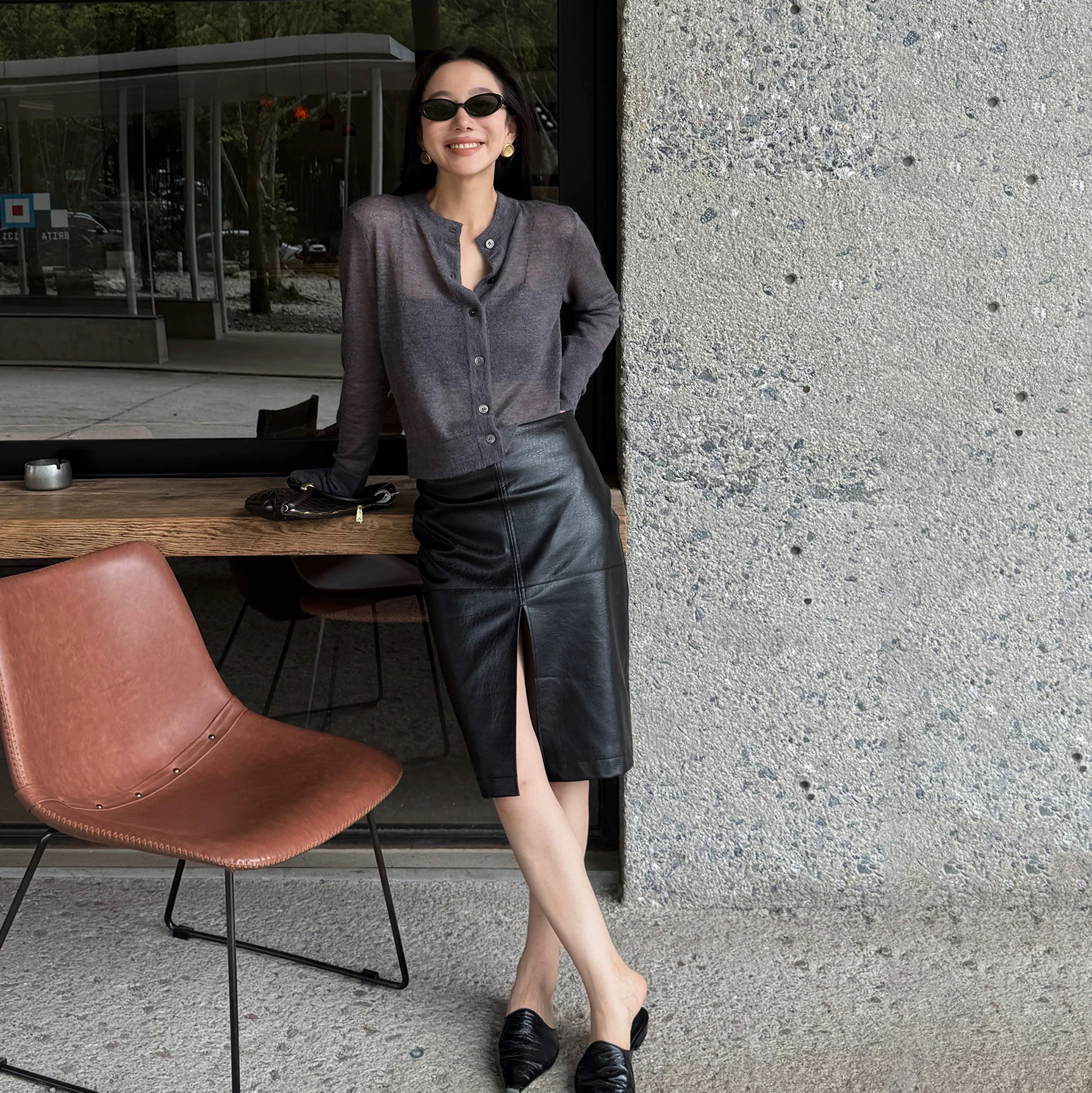 經典黑開衩造型PU皮革半裙鉛筆裙-S-L (Elegant & Love)