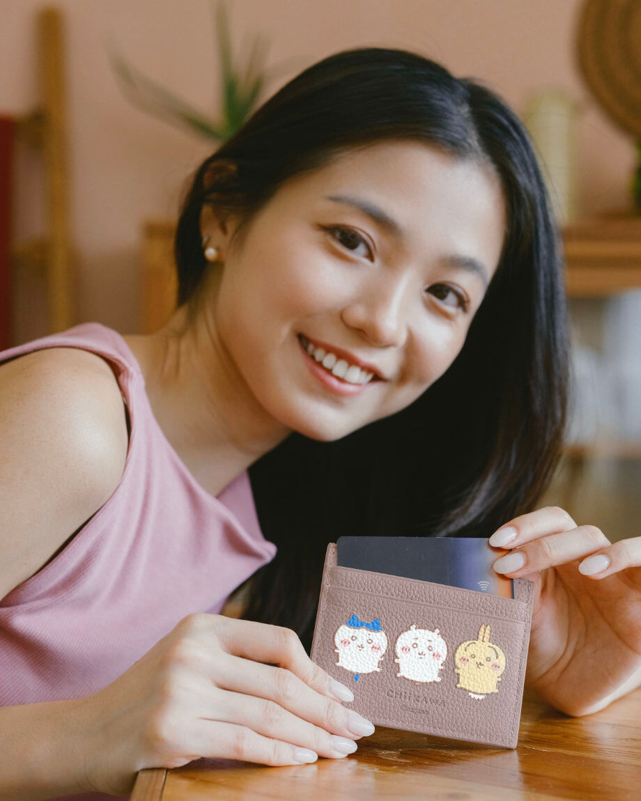 Samuel Ashley 與吉伊卡哇聯名卡片夾的成熟可愛模樣