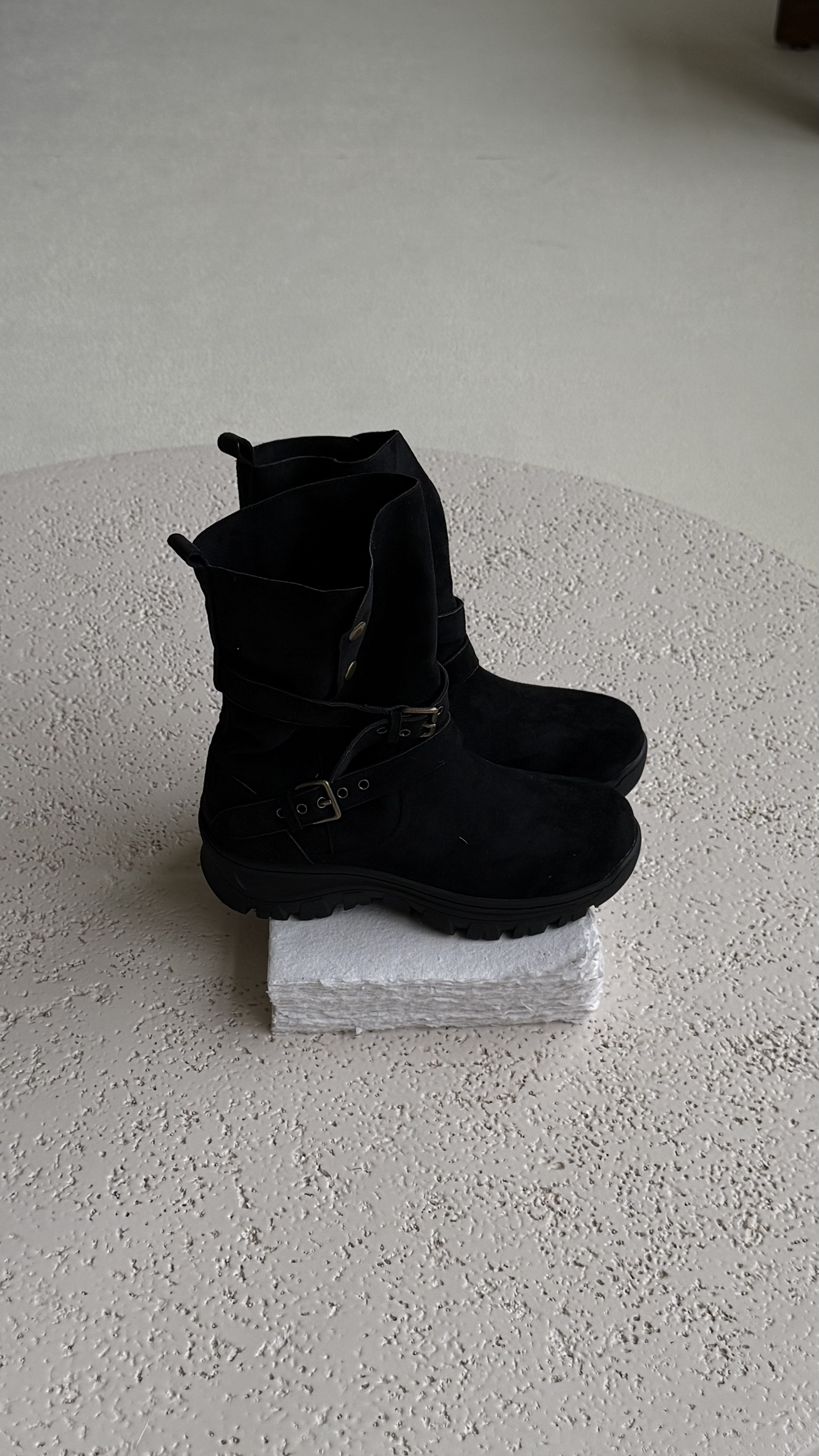 麂皮率性開釦氣墊靴(黑)