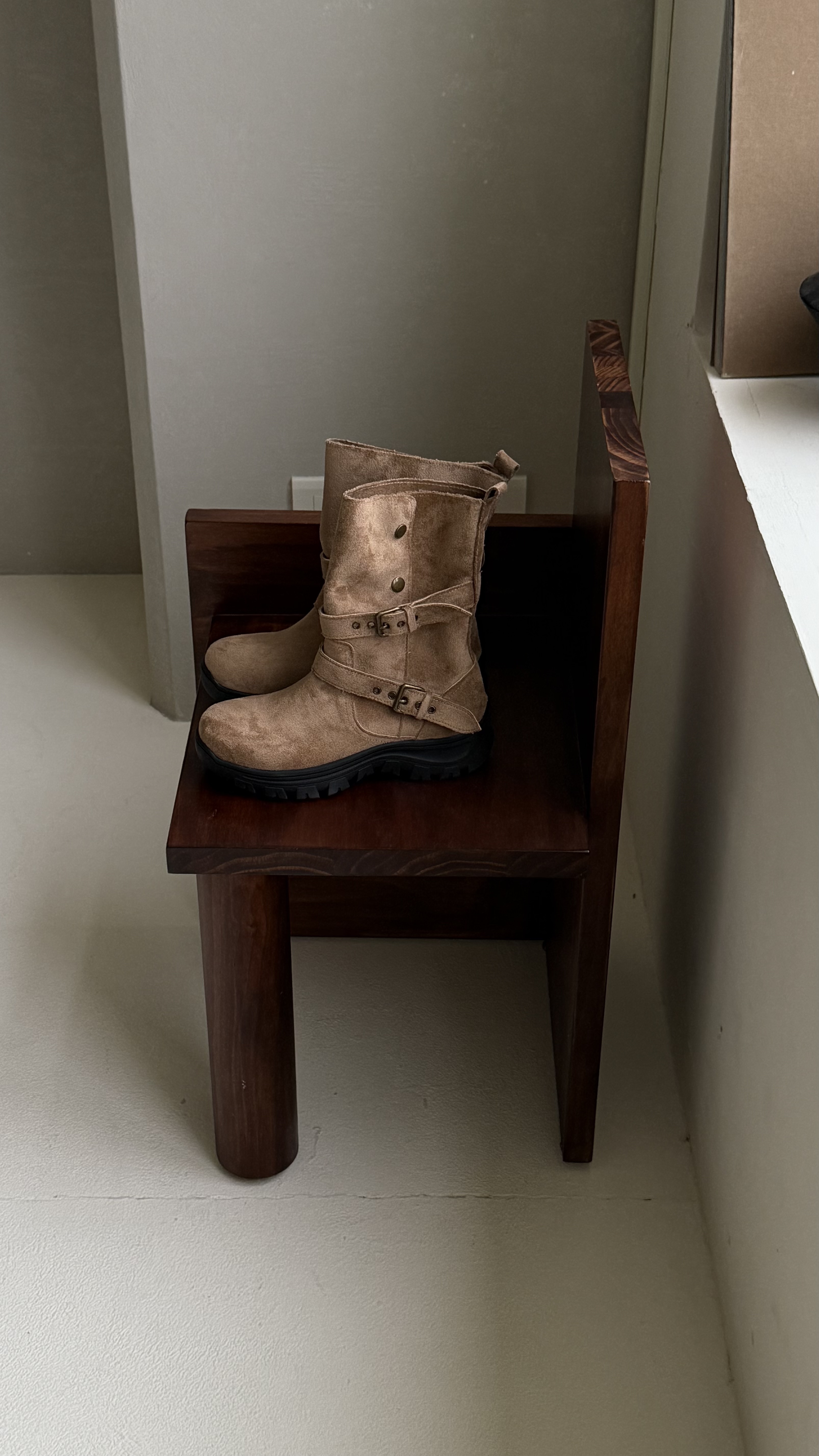 麂皮率性開釦氣墊靴(卡其)