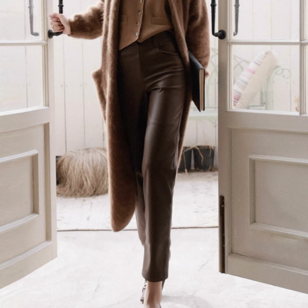 質感巧克力色系PU皮革九分褲-S-XL (Elegant & Love)