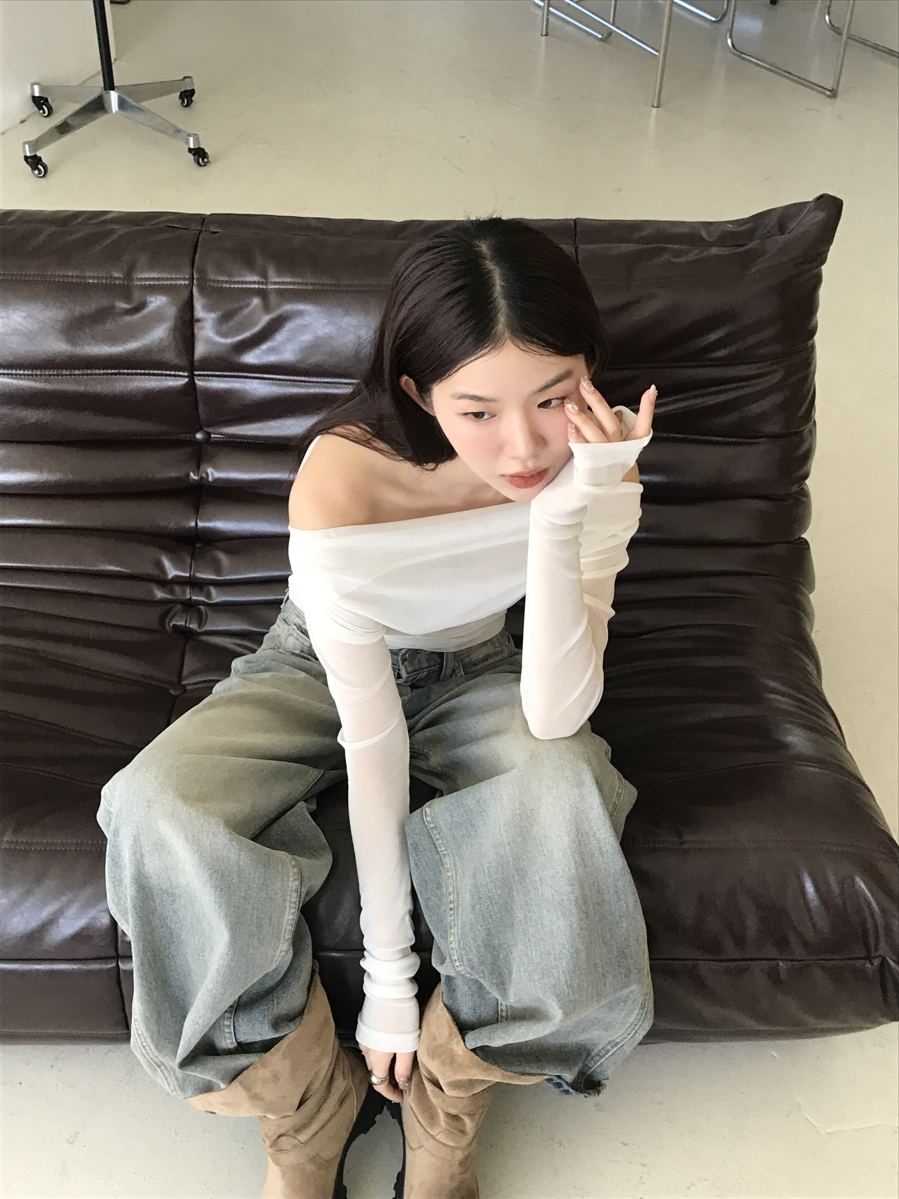 女人味透膚絨船領上衣(黑/灰/白)