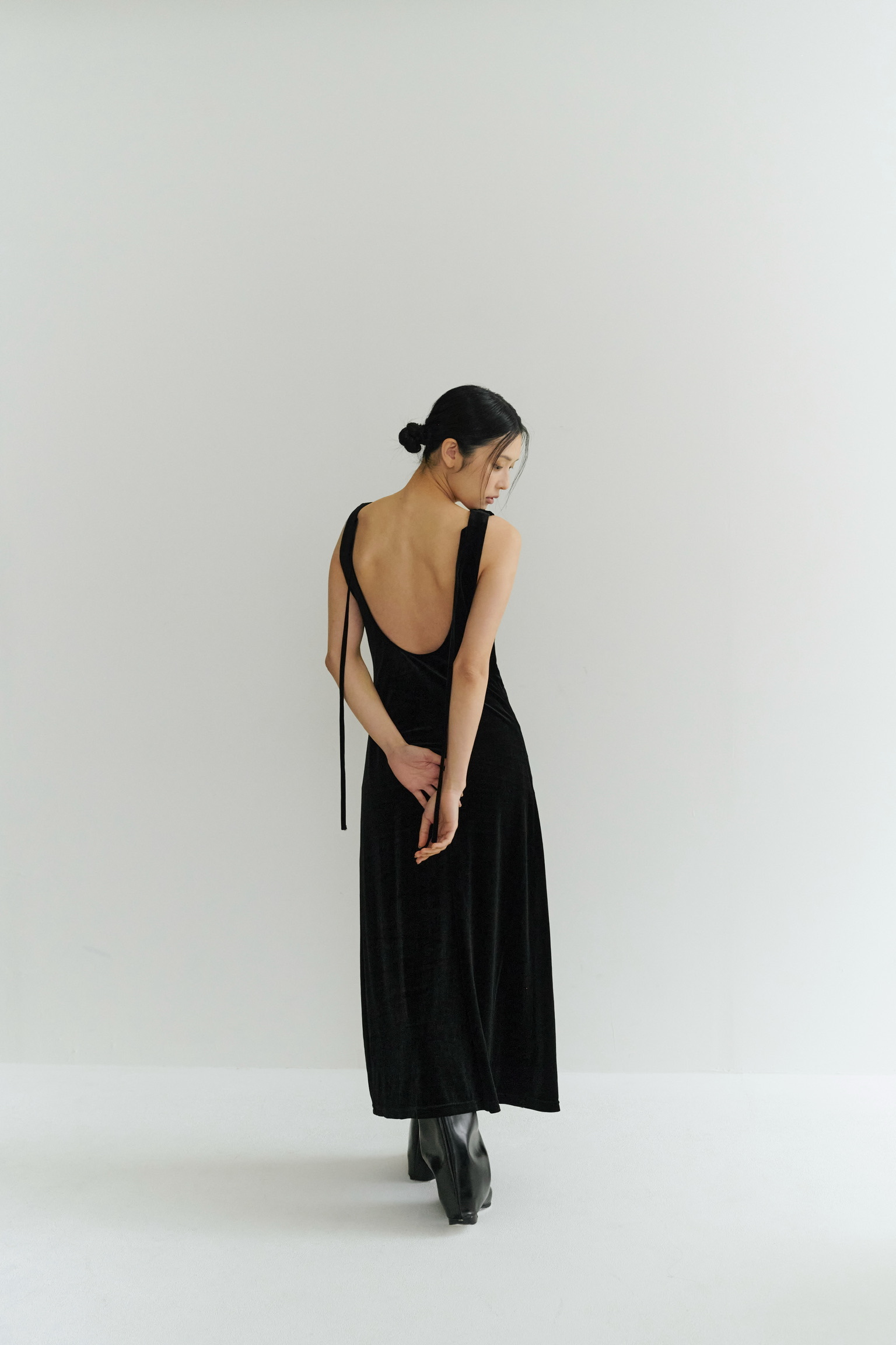 [lizzimade] 絨面抓皺大挖背洋裝(黑)