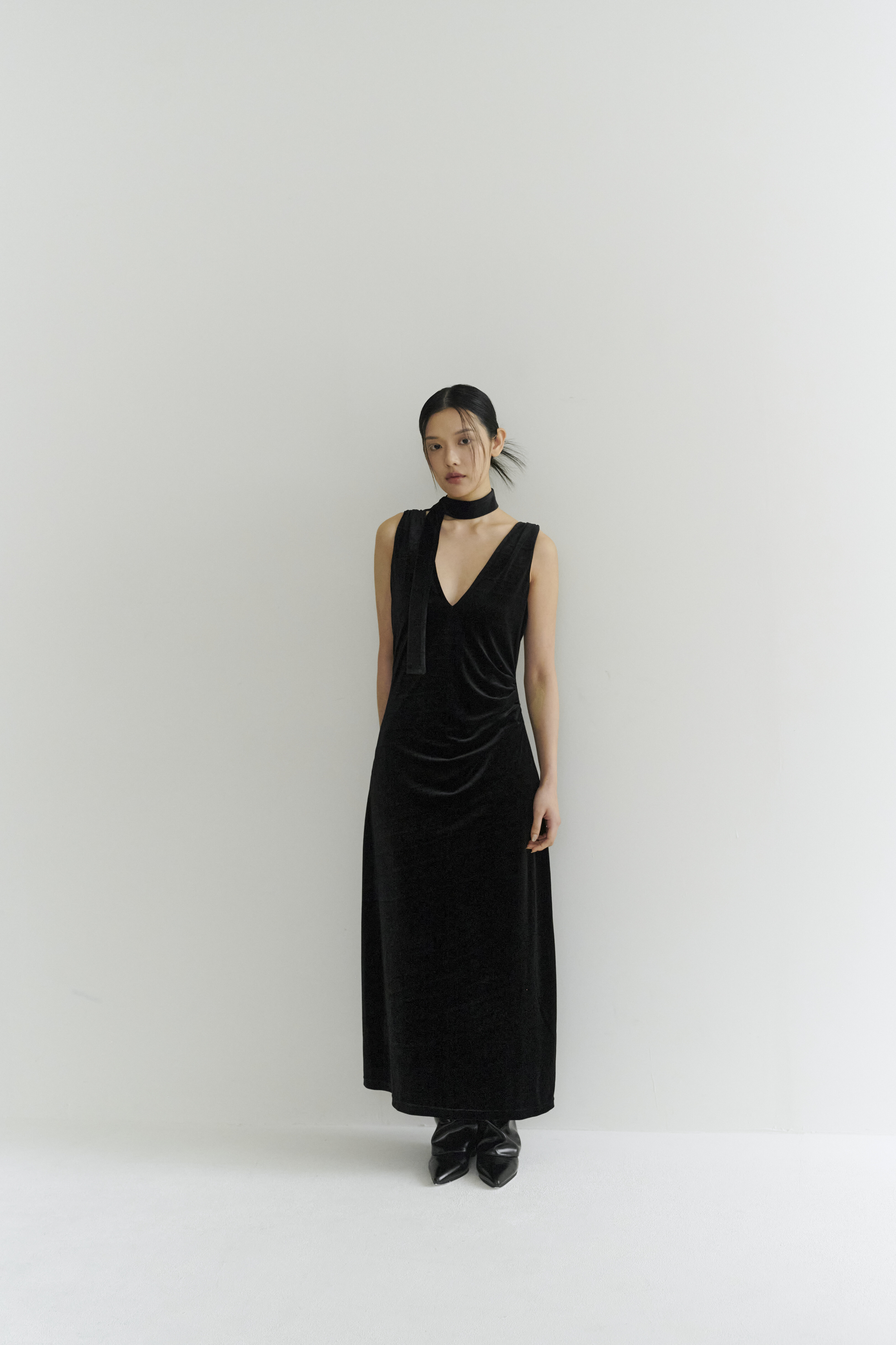 [lizzimade] 絨面抓皺大挖背洋裝(黑)