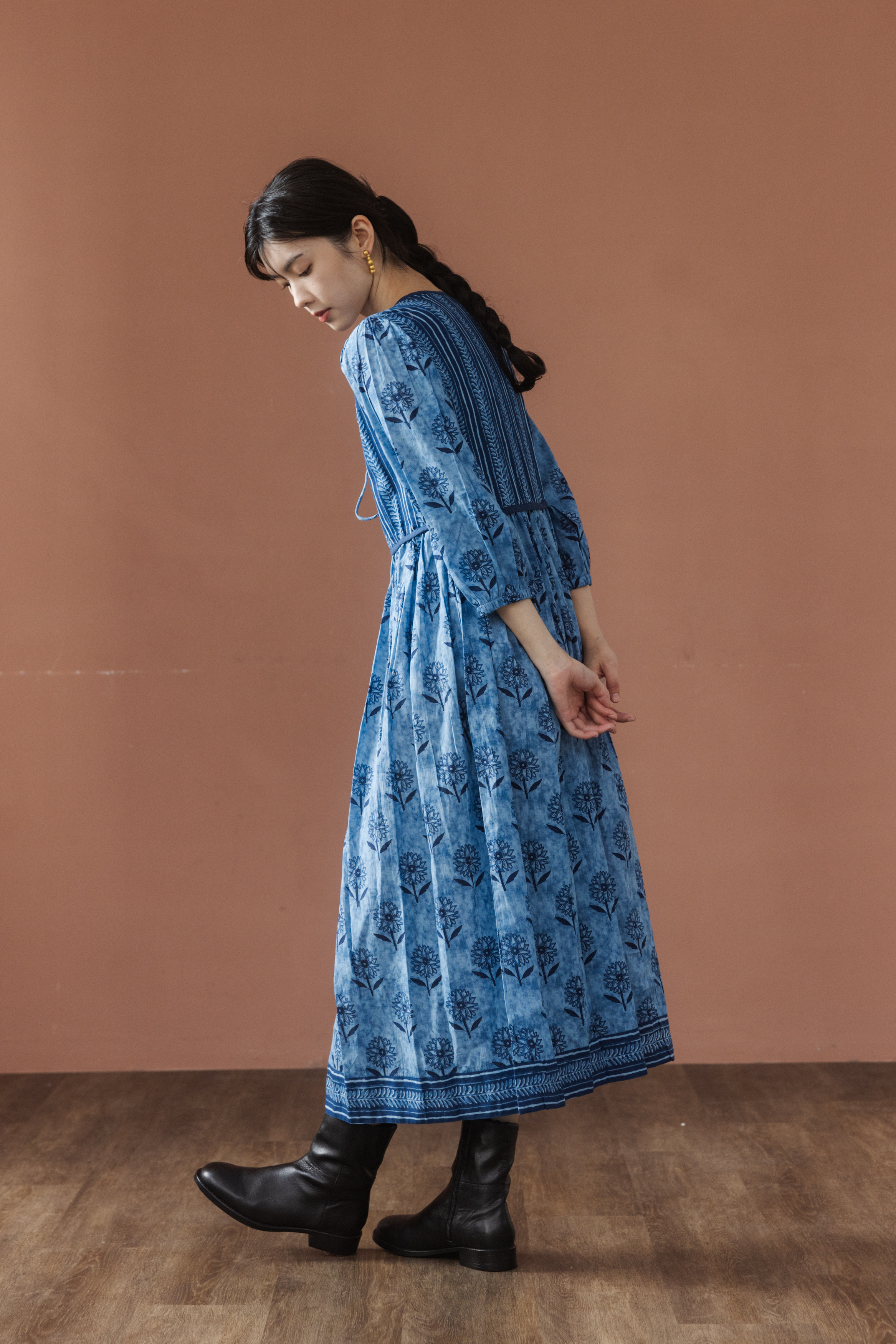 V領綁帶長洋裝_藍花