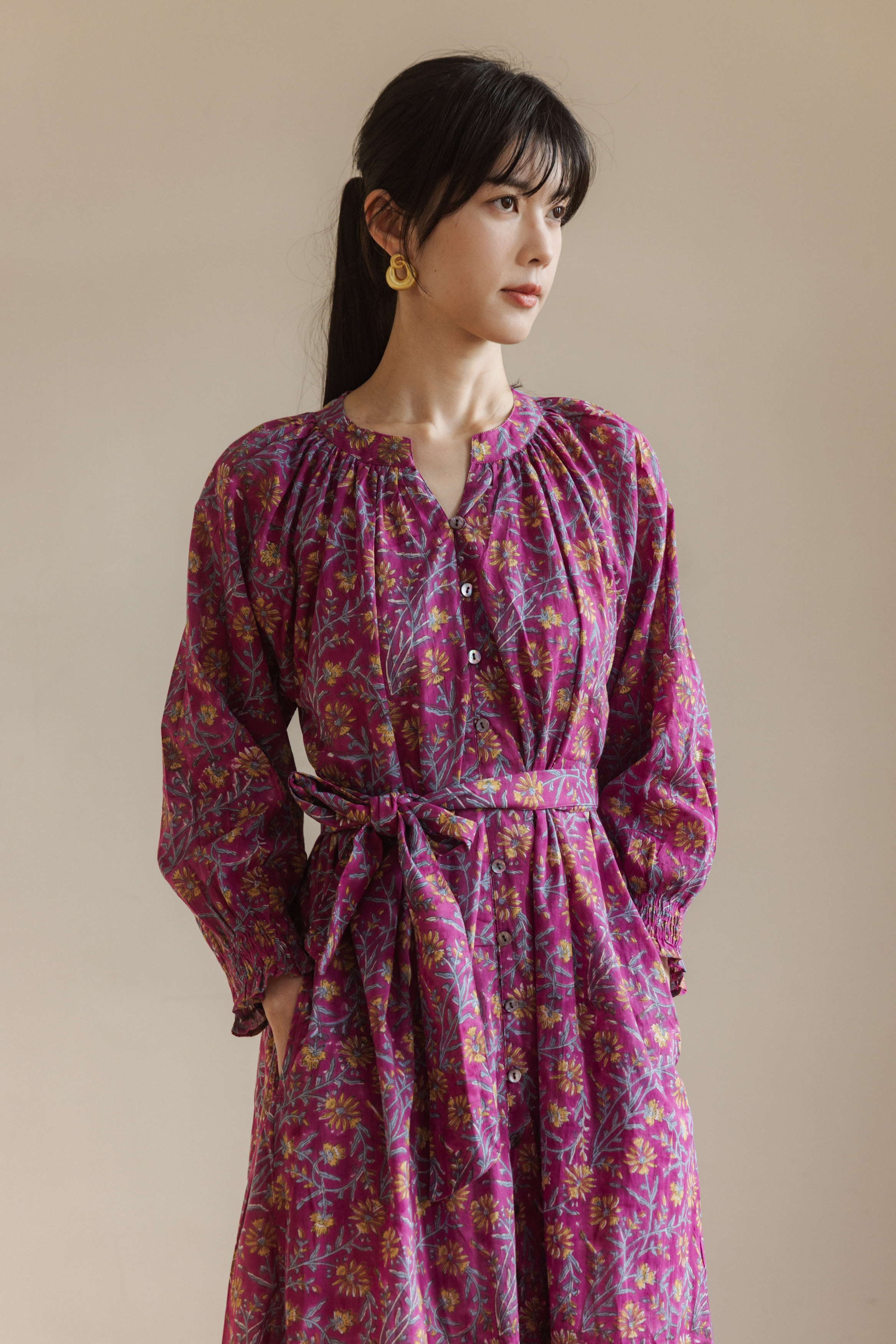 V領長袖排扣洋裝_粉紫花(附綁帶）