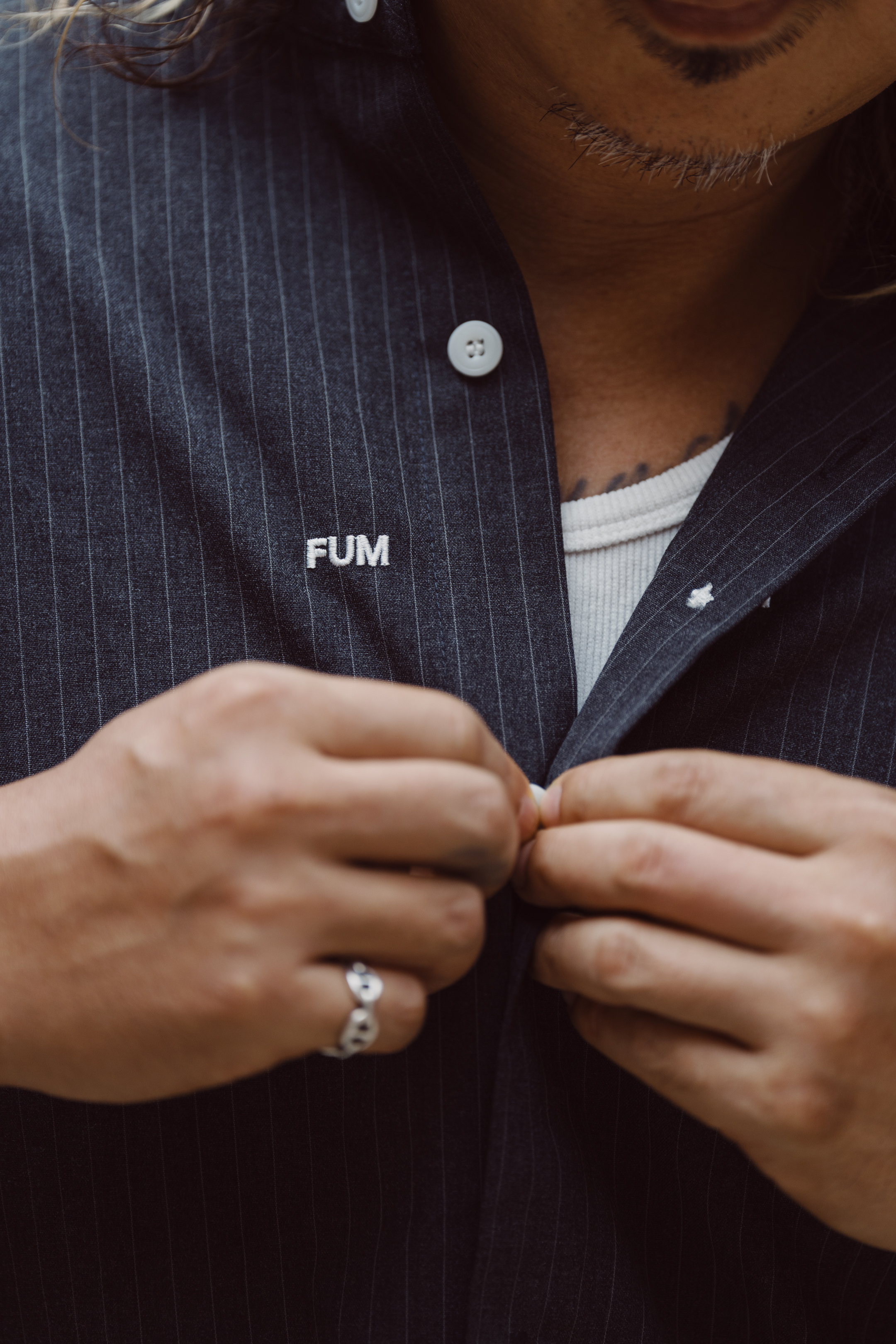 Fumble FUM圓領深灰條子恤衫