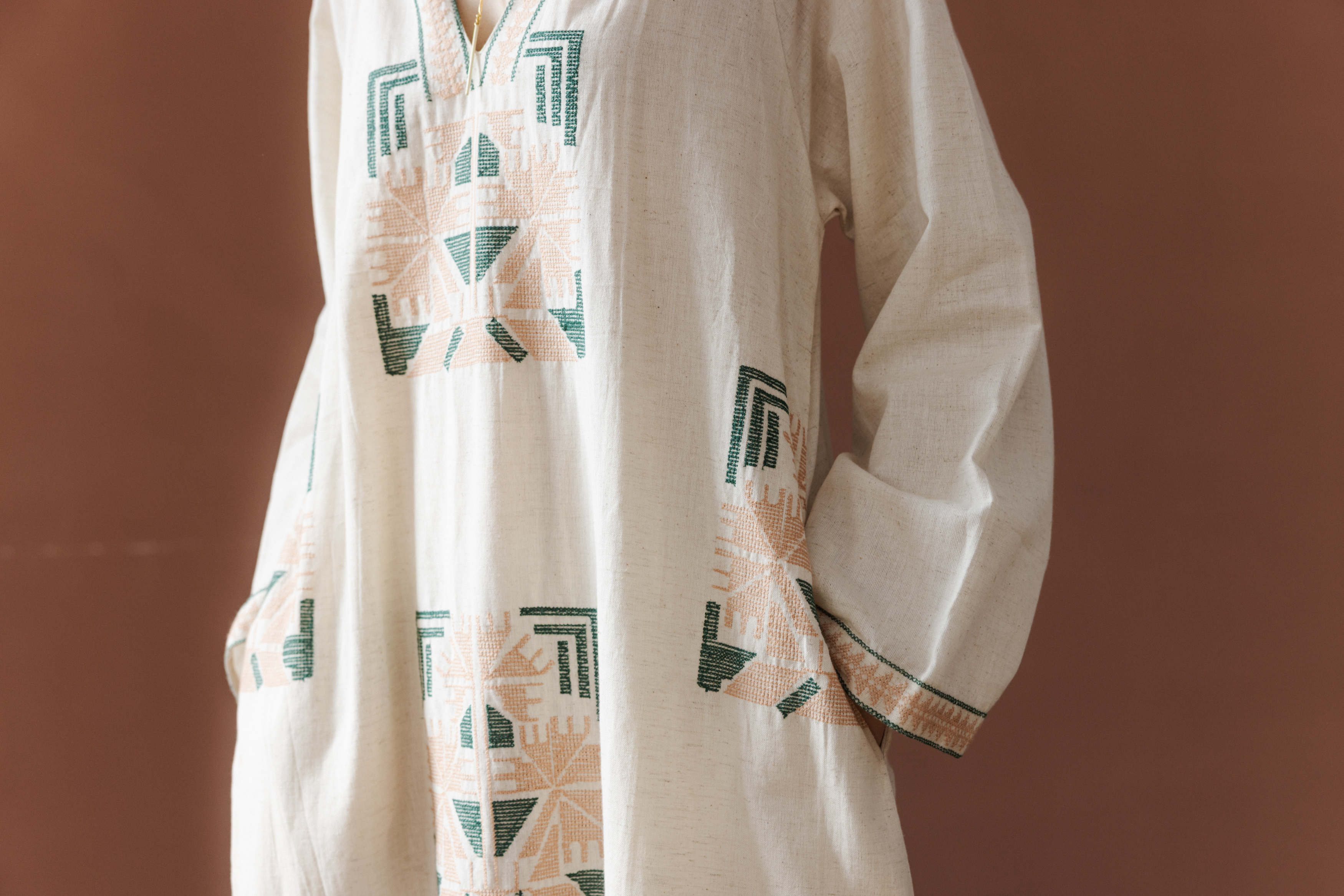 小V領長袖圖騰十字刺繡長洋裝