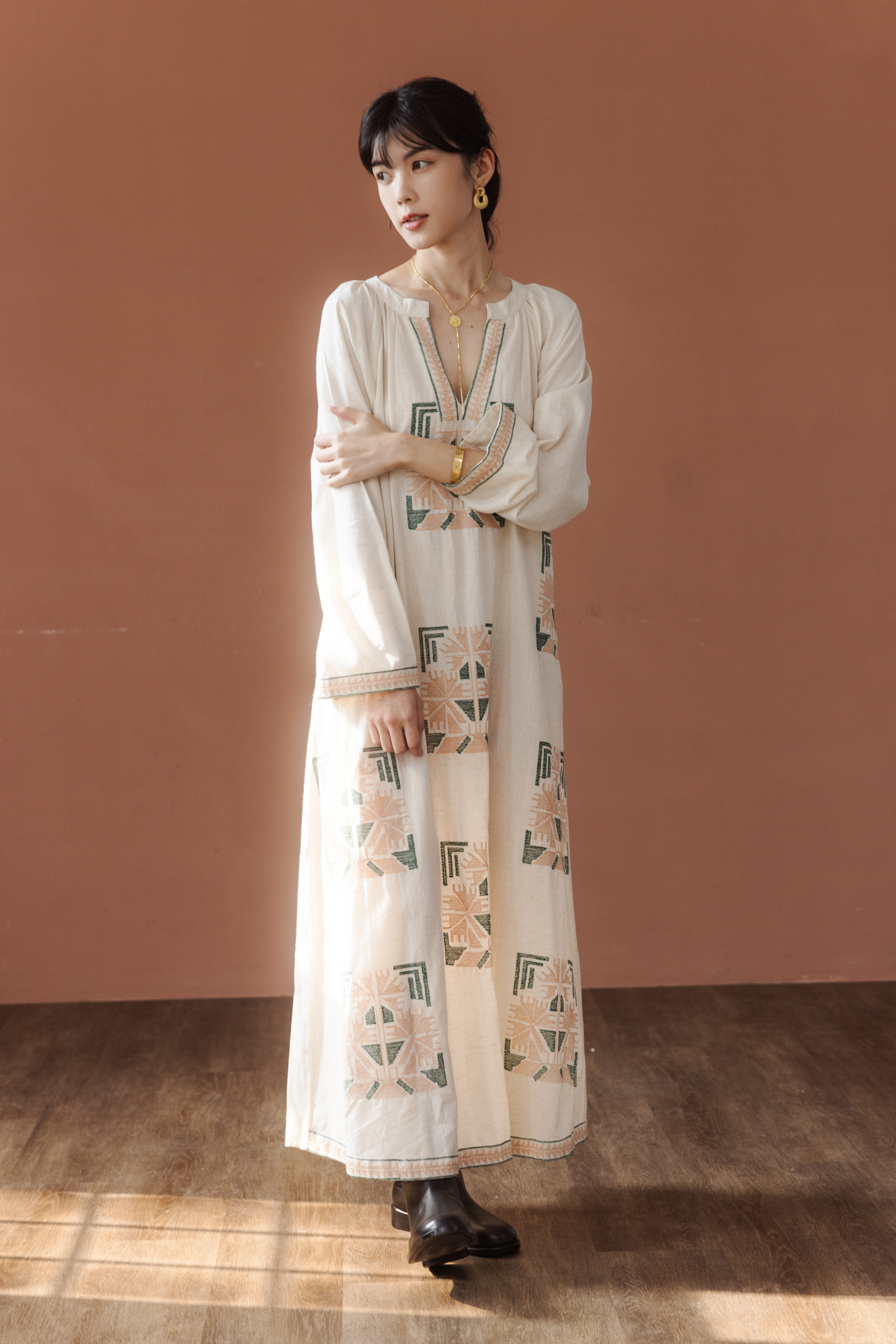 小V領長袖圖騰十字刺繡長洋裝