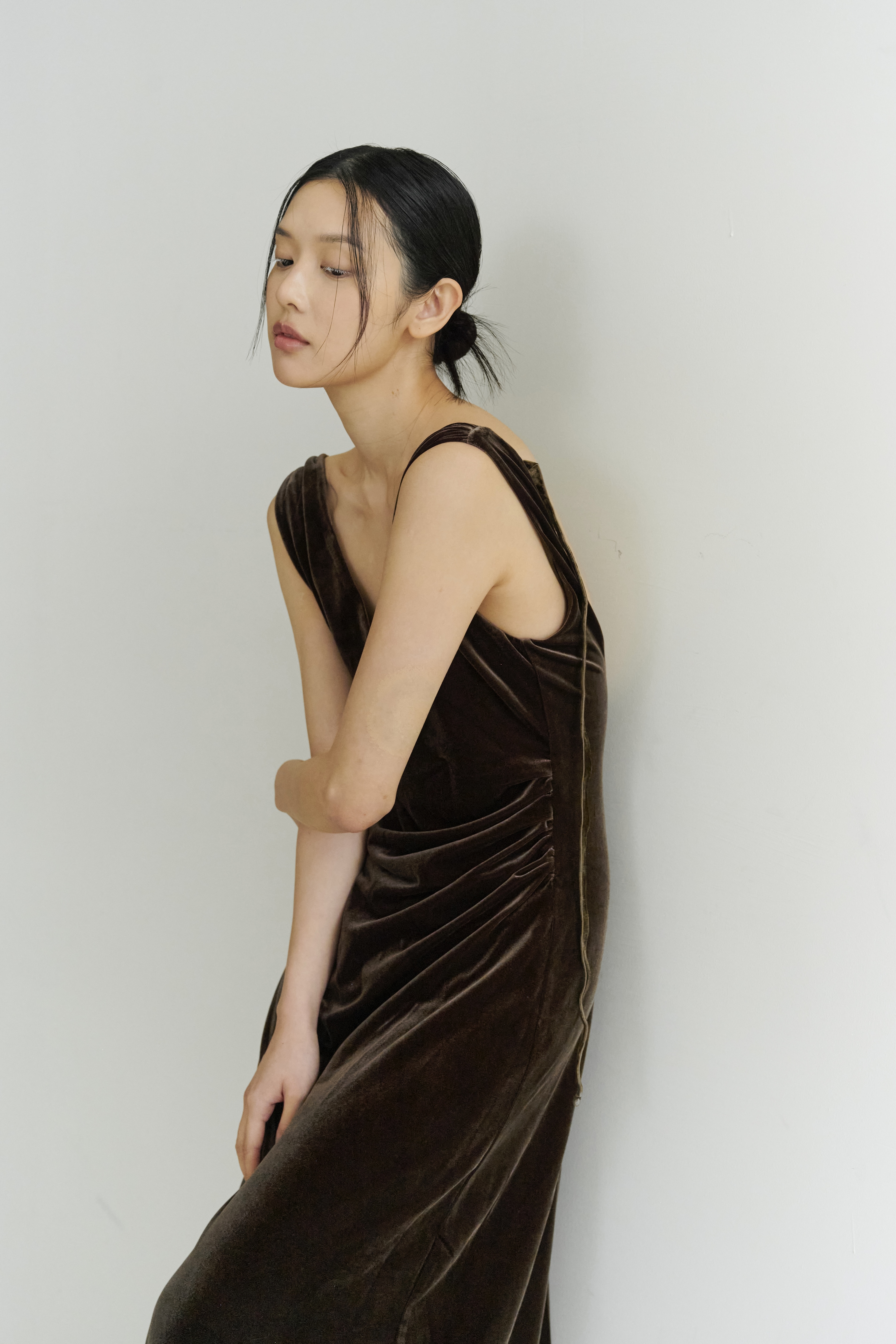 [lizzimade] 絨面抓皺大挖背洋裝(棕)